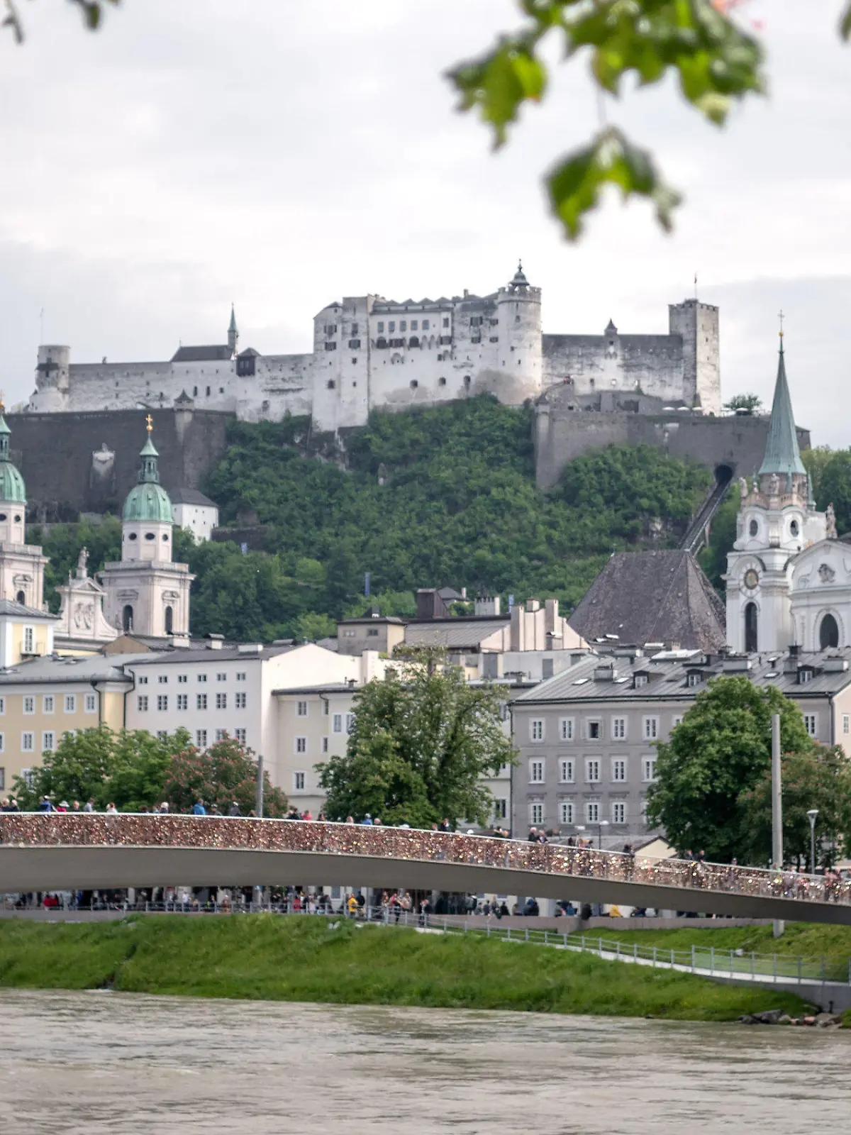 ARCHIV - 30.05.2019, Österreich, Salzburg: Blick auf die Innenstadt von Salzburg. Im neuen Buch «Lonely Planets Best in Travel 2020» ist Salzburg, wo das 100-Jahr-Jubiläum der Festspiele ansteht, die beste Stadt zum Bereisen. (Wiederholung mit verändertem Bildausschnitt) Foto: Sina Schuldt/dpa +++ dpa-Bildfunk +++