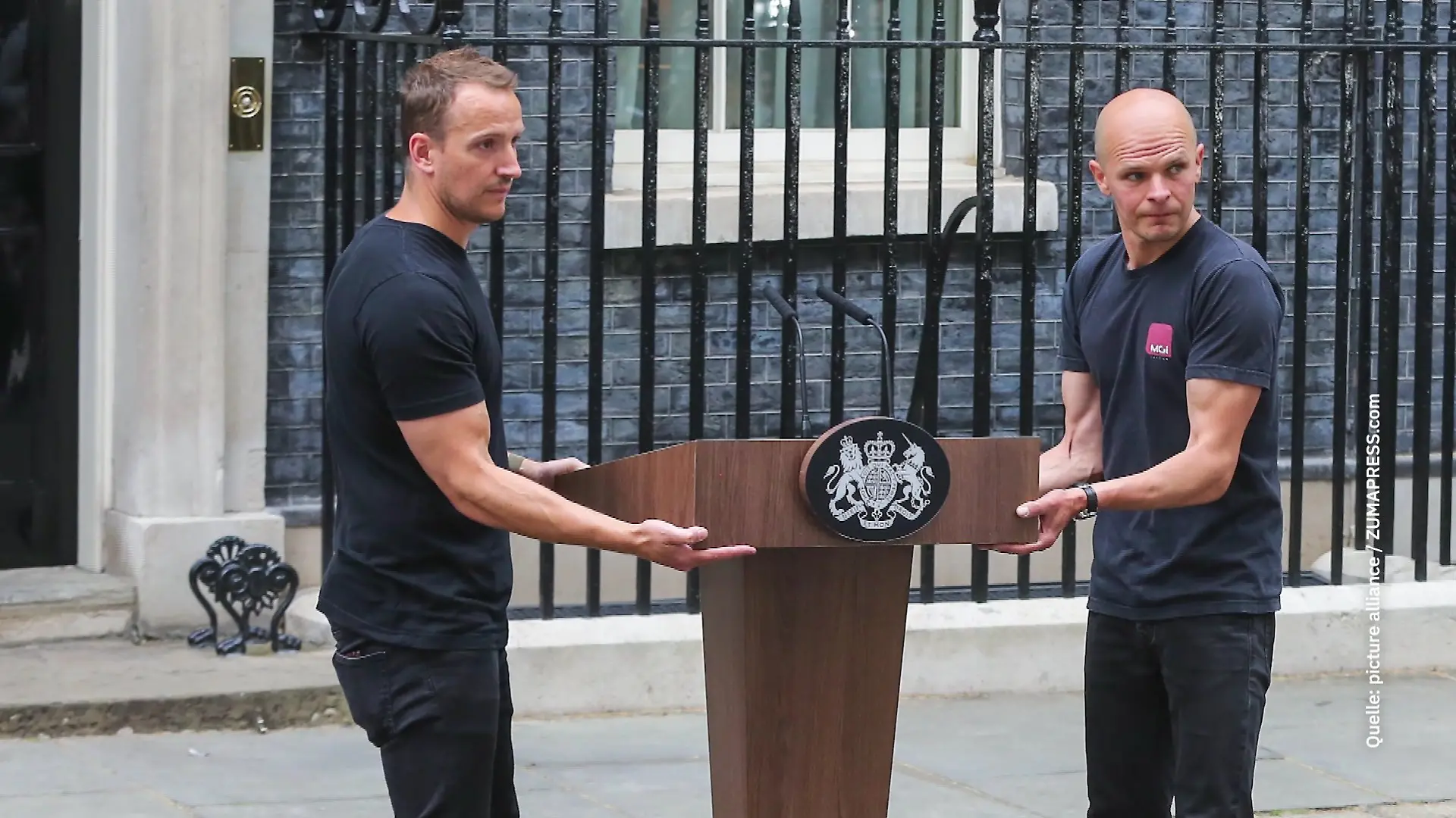 Der Toningeneur (links) baute mit seinem Kollegen das Rednerpult vor der Downing Street Nr. 10 auf.
