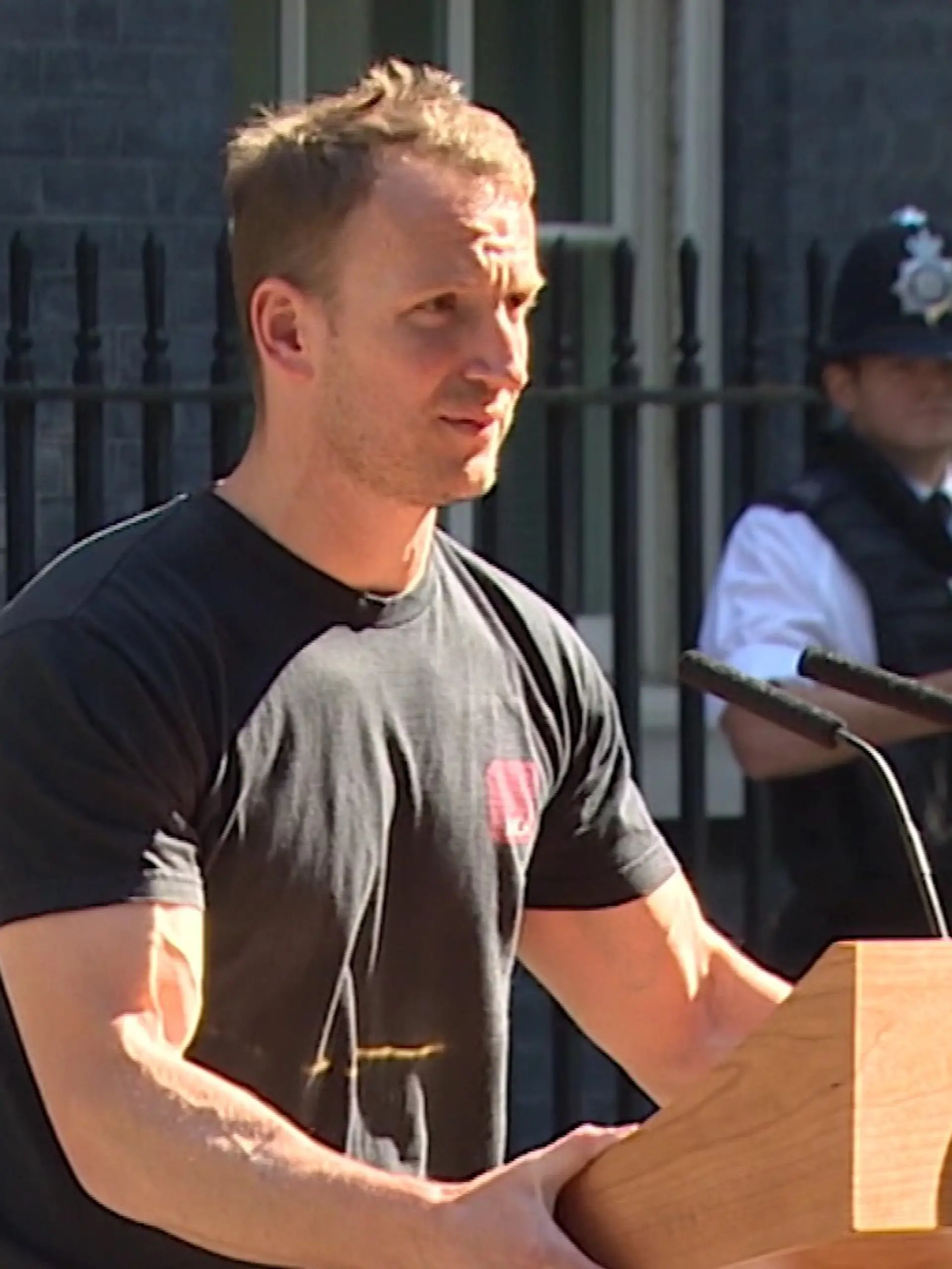 In den britischen Medien wird der Toningeneur als „hot podium guy” bezeichnet. 