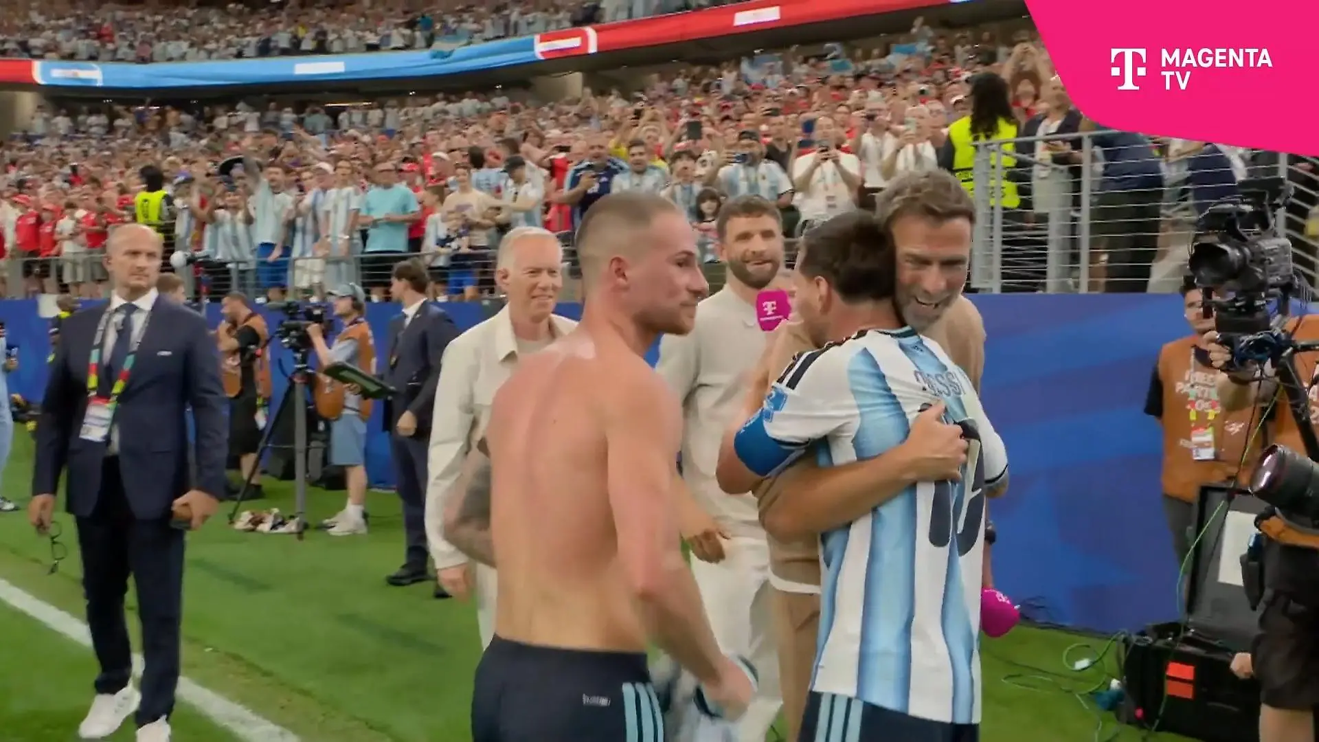 Messi herzt Klopp und Müller – dann schlägt die Stunde von Johannes B. Kerner Fan-Moment für TV-Legende