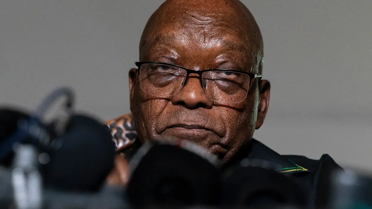 ARCHIV - 04.07.2021, Südafrika, Nkandla: Der ehemalige Präsident Jacob Zuma dpricht in seinem Haus in Nkandla, Provinz KwaZulu-Natal, Südafrika. Zuma verließ sein Haus, um sich den Behörden zu übergeben, um eine 15-monatige Haftstrafe anzutreten. Foto: Shiraaz Mohamed/AP/dpa +++ dpa-Bildfunk +++