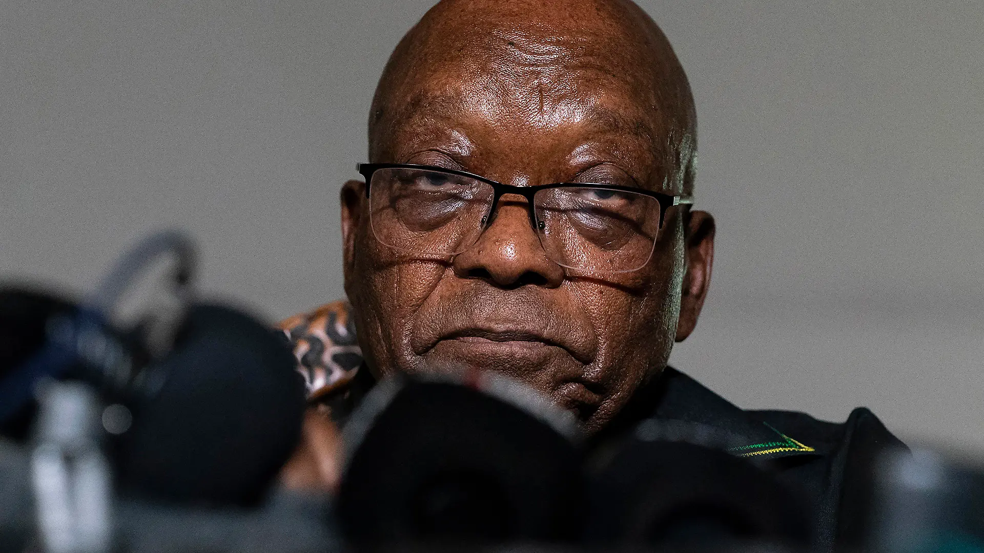 ARCHIV - 04.07.2021, Südafrika, Nkandla: Der ehemalige Präsident Jacob Zuma dpricht in seinem Haus in Nkandla, Provinz KwaZulu-Natal, Südafrika. Zuma verließ sein Haus, um sich den Behörden zu übergeben, um eine 15-monatige Haftstrafe anzutreten. Foto: Shiraaz Mohamed/AP/dpa +++ dpa-Bildfunk +++