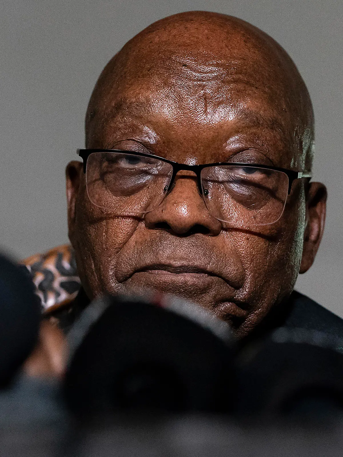 ARCHIV - 04.07.2021, Südafrika, Nkandla: Der ehemalige Präsident Jacob Zuma dpricht  in seinem Haus in Nkandla, Provinz KwaZulu-Natal, Südafrika. Zuma verließ sein Haus, um sich den Behörden zu übergeben, um eine 15-monatige Haftstrafe anzutreten. Foto: Shiraaz Mohamed/AP/dpa +++ dpa-Bildfunk +++