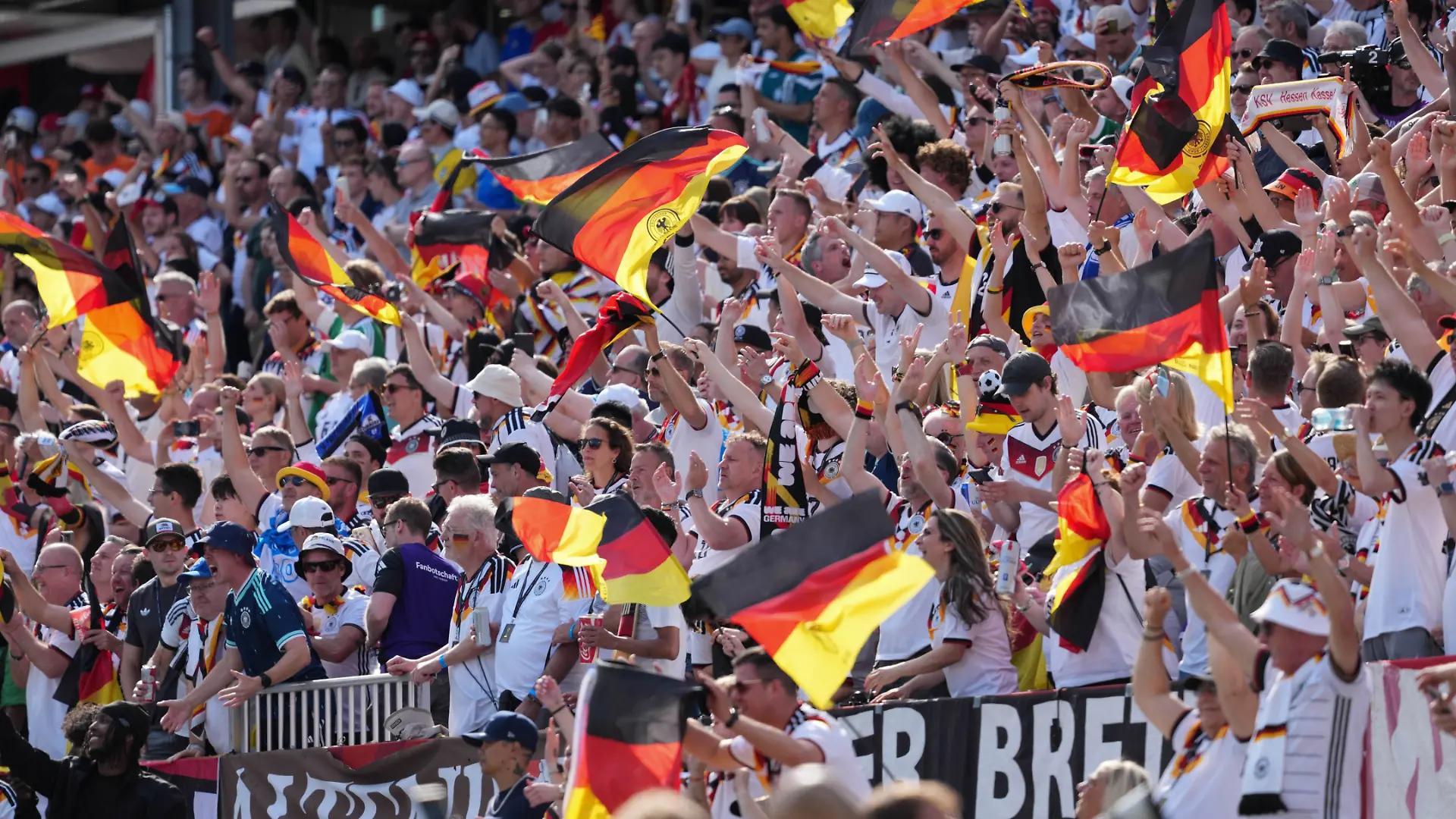 Deutsche Fans im Stadion von Toronto