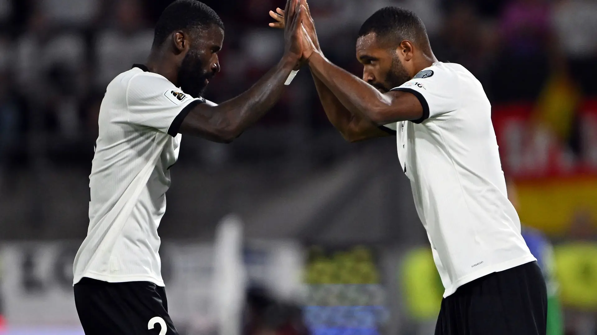 Nach dem Schlotterbeck-Aus wieder vereint im Abwehrzentrum: Antonio Rüdiger (l) und Jonathan Tah. (Archivbild)