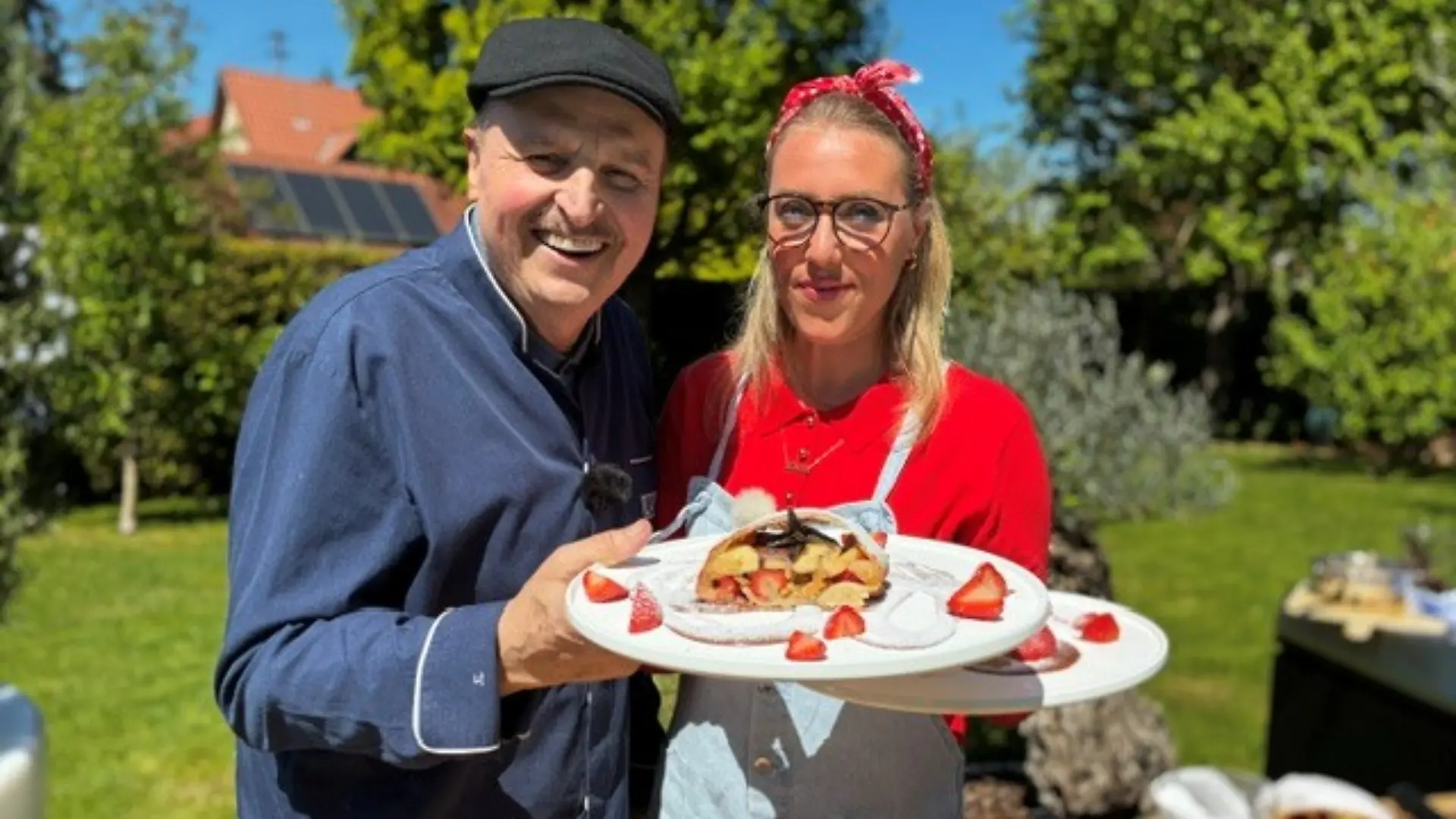 Johann Lafer und RTL-Reporterin Lotte Lang zeigen, wie die süße Calzone vom Grill geht