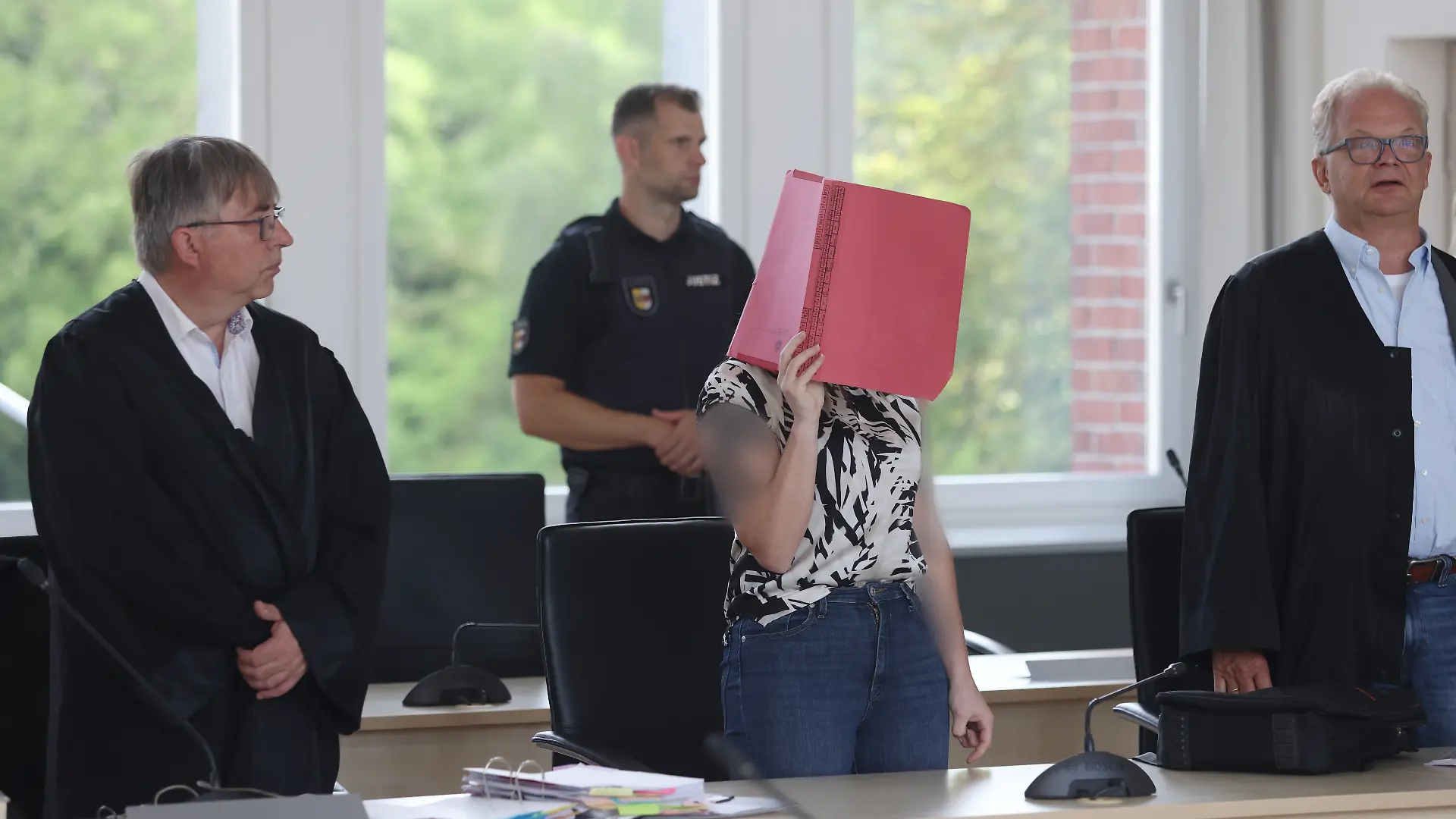 Im Prozess um den Mord an Fabian aus Güstrow steht die Angeklagte Gina H. im Verhandlungssaal im Landgericht Rostock.
