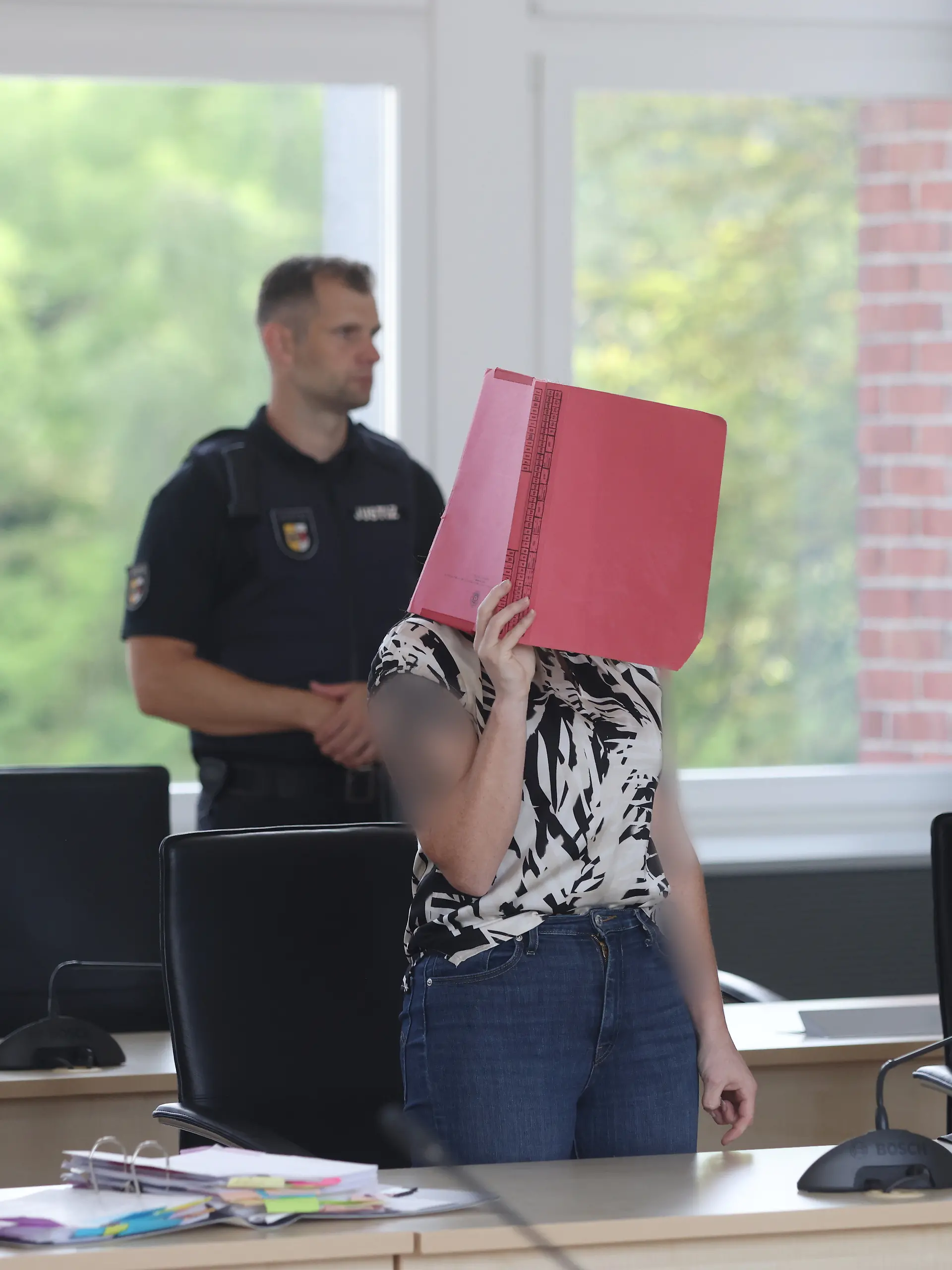 Im Prozess um den Mord an Fabian aus Güstrow steht die Angeklagte Gina H. im Verhandlungssaal im Landgericht Rostock.