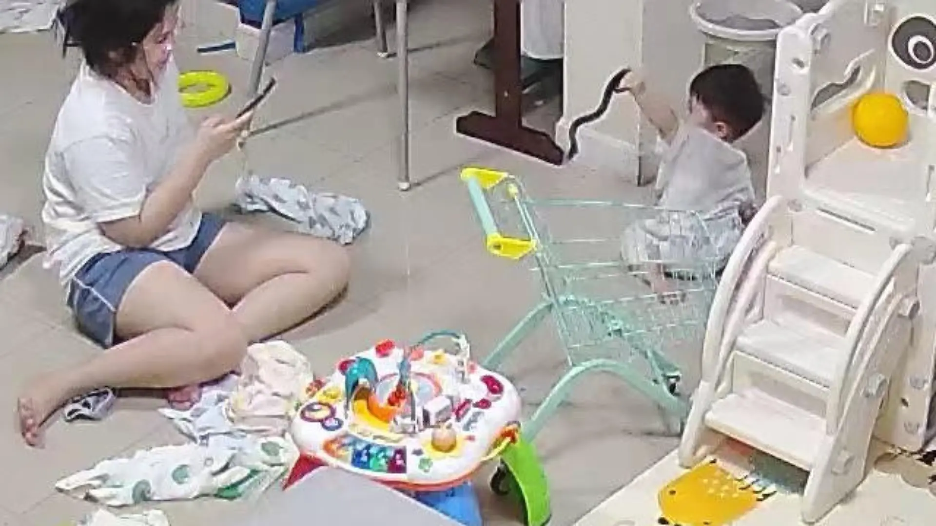 Schock im Wohnzimmer! Baby spielt plötzlich mit lebendiger Schlange – Mama in Panik Reptil sorgt für Schreikrampf