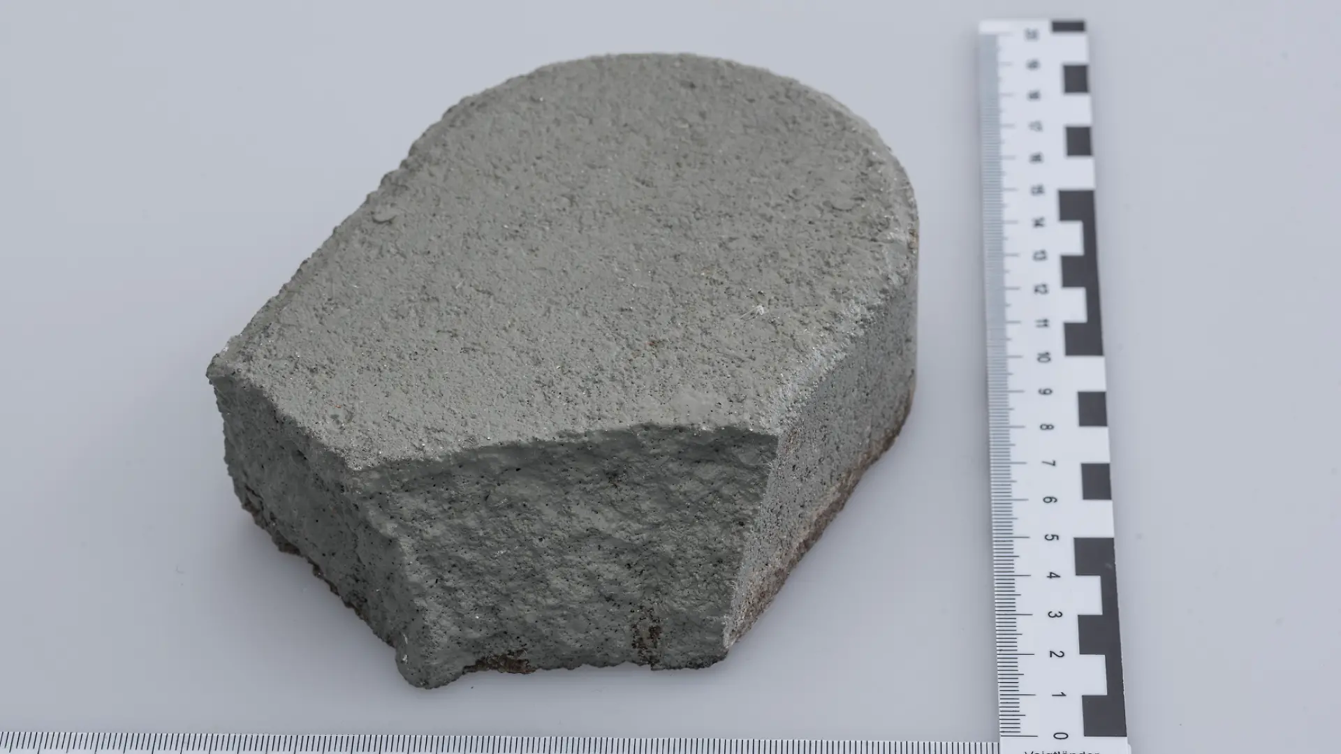 Mehrere Kilogramm wiegt das Bruchstück des Pflastersteins