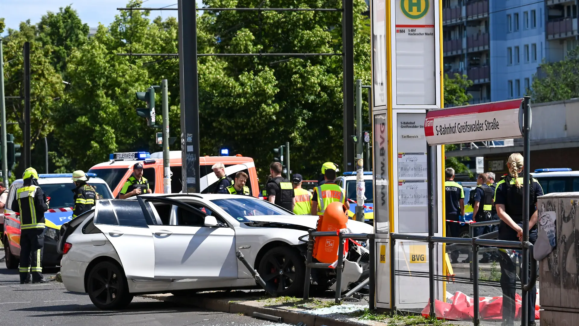 Berlin: Ein schwerer Verkehrsunfall hat sich an einer Tram-Haltestelle Greifswalder Straße Ecke Grellstraße in Pankow ereignet. Bei dem schweren Unfall zweier Autos ist ein Mensch gestorben.