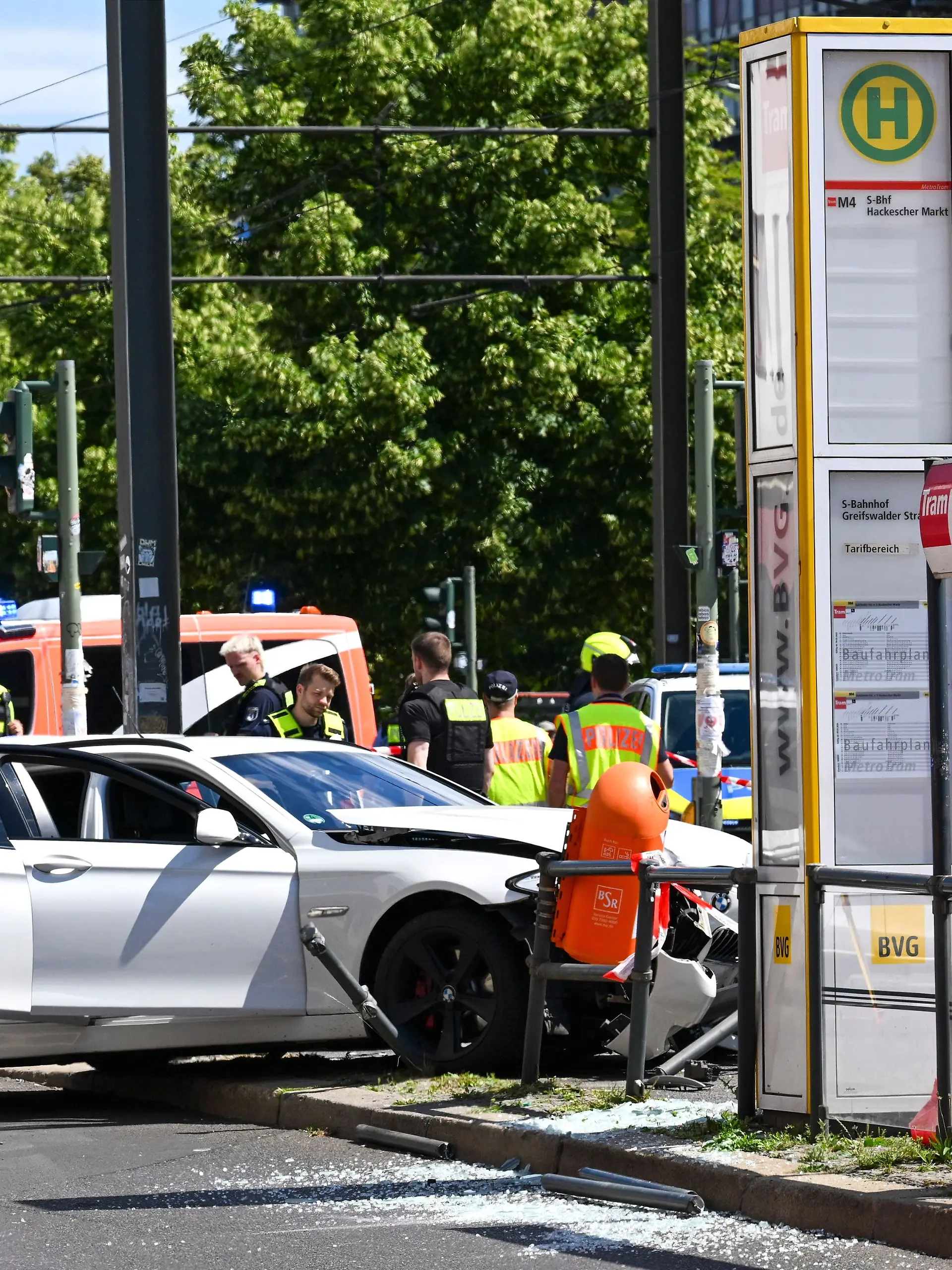 Berlin: Ein schwerer Verkehrsunfall hat sich an einer Tram-Haltestelle Greifswalder Straße Ecke Grellstraße in Pankow ereignet. Bei dem schweren Unfall zweier Autos ist ein Mensch gestorben. 