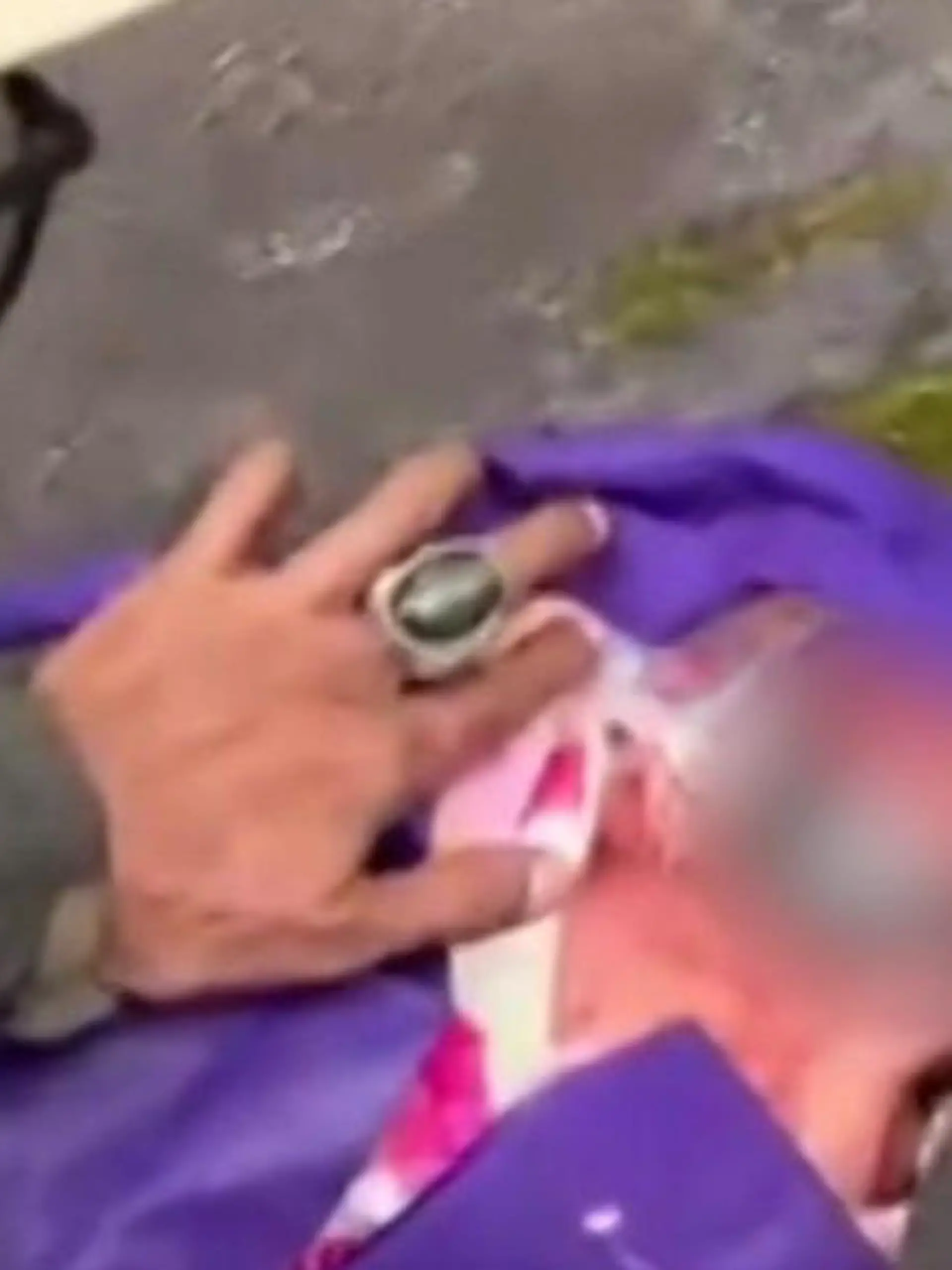 Bild zu: "In einer Plastiktüte! Mutter setzt Neugeborenes am Straßenrand aus – weil sie sich schämt"