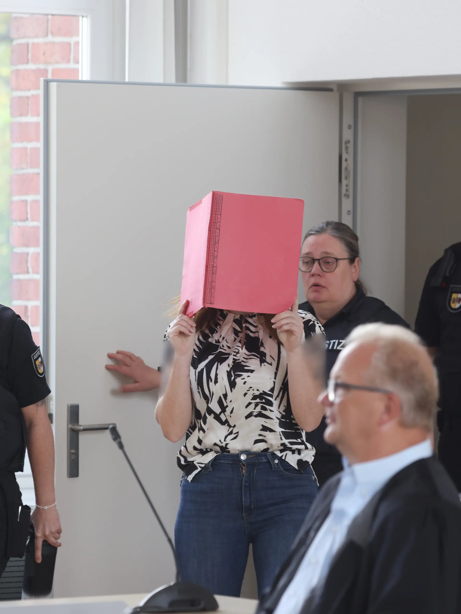 Im Prozess um den Mord an Fabian aus Güstrow betritt die Angeklagte den Verhandlungssaal im Landgericht Rostock.