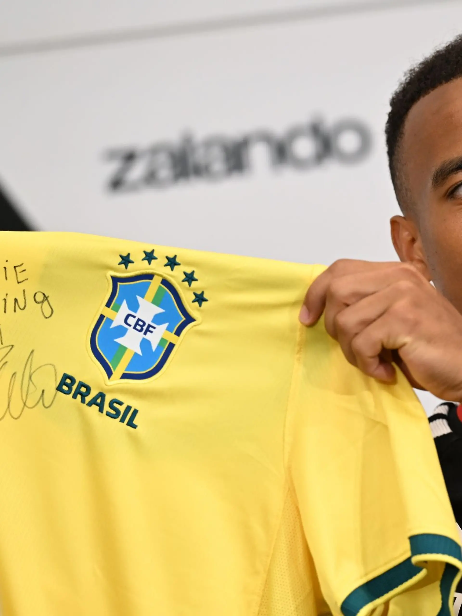 Bild zu: "Nach Frisuren-Scherz: Der «echte Ronaldo» beschenkt Leweling"
