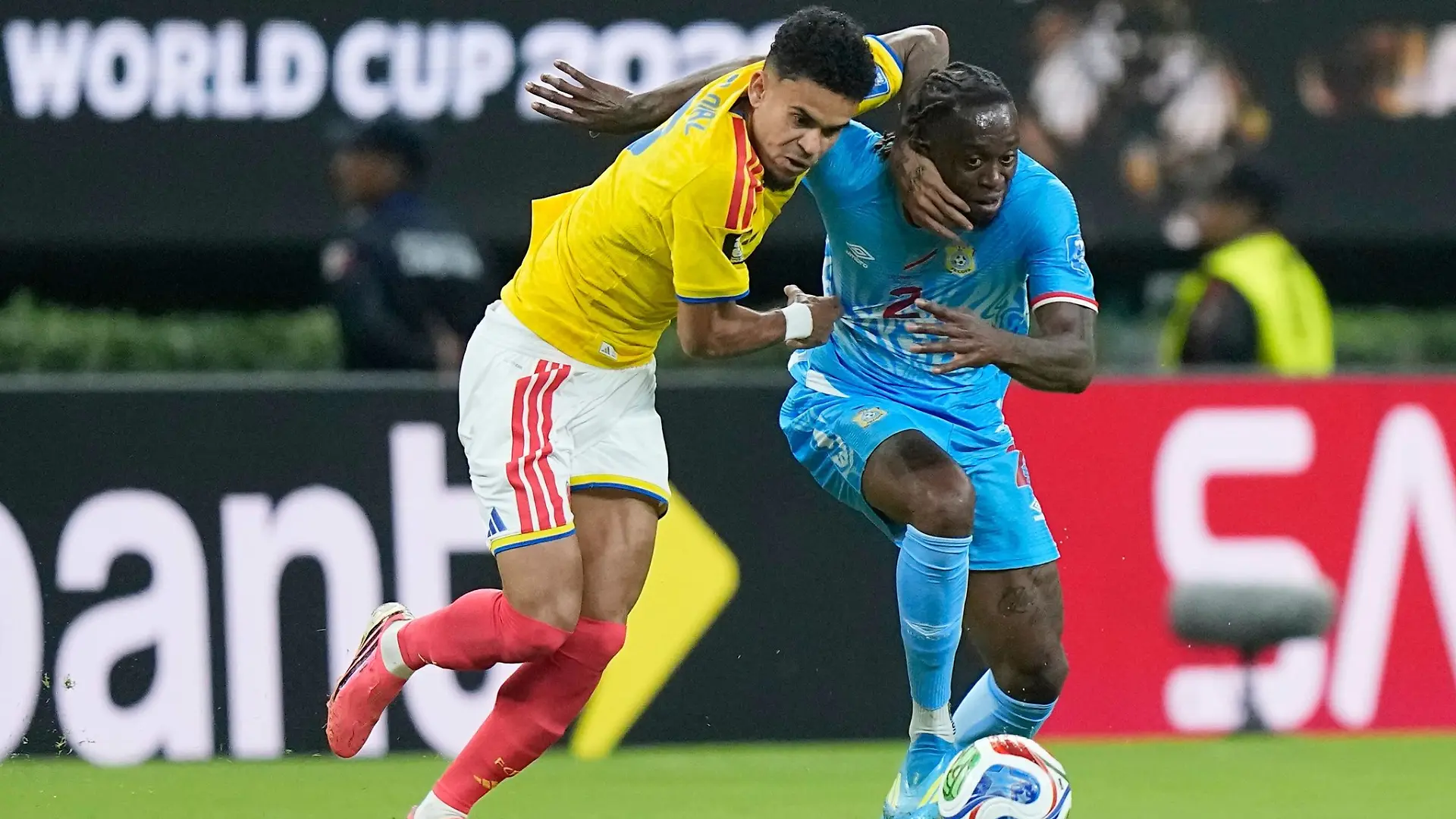 Der Kolumbianer Luis Díaz (l) war auch gegen DR Kongo auffällig.