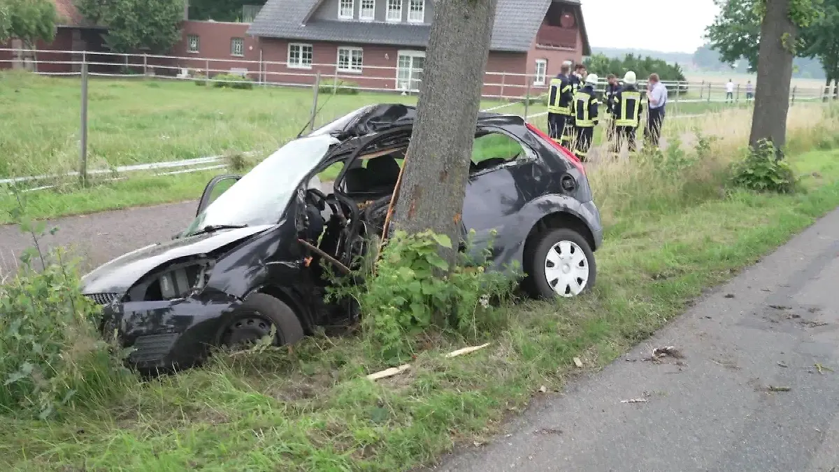 Das Auto ist auf der Fahrerseite fast völlig zerstört. Die 19-jährige Frau hatte zuvor die Kontrolle über ihren Wagen verloren.