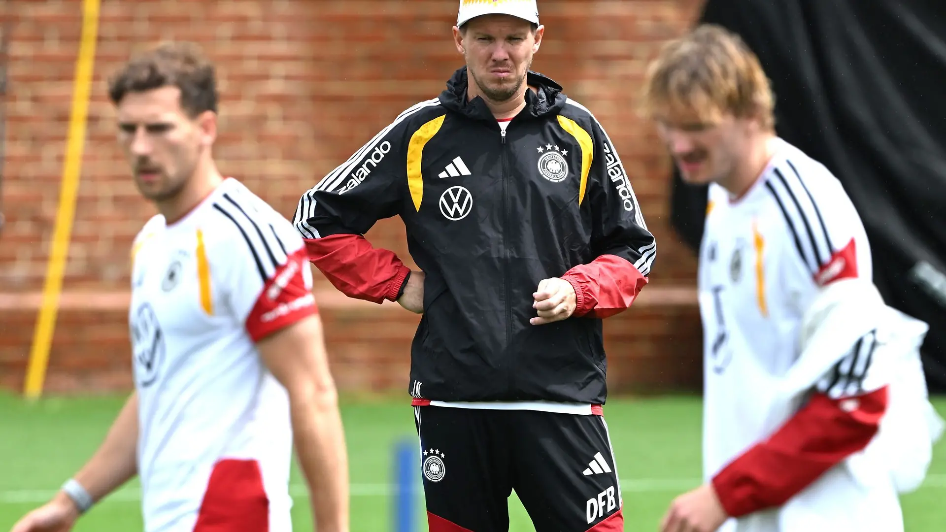 Bundestrainer Nagelsmann schaut im Training bei Woltemade (r.) und Goretzka (l.) ganz genau hin.