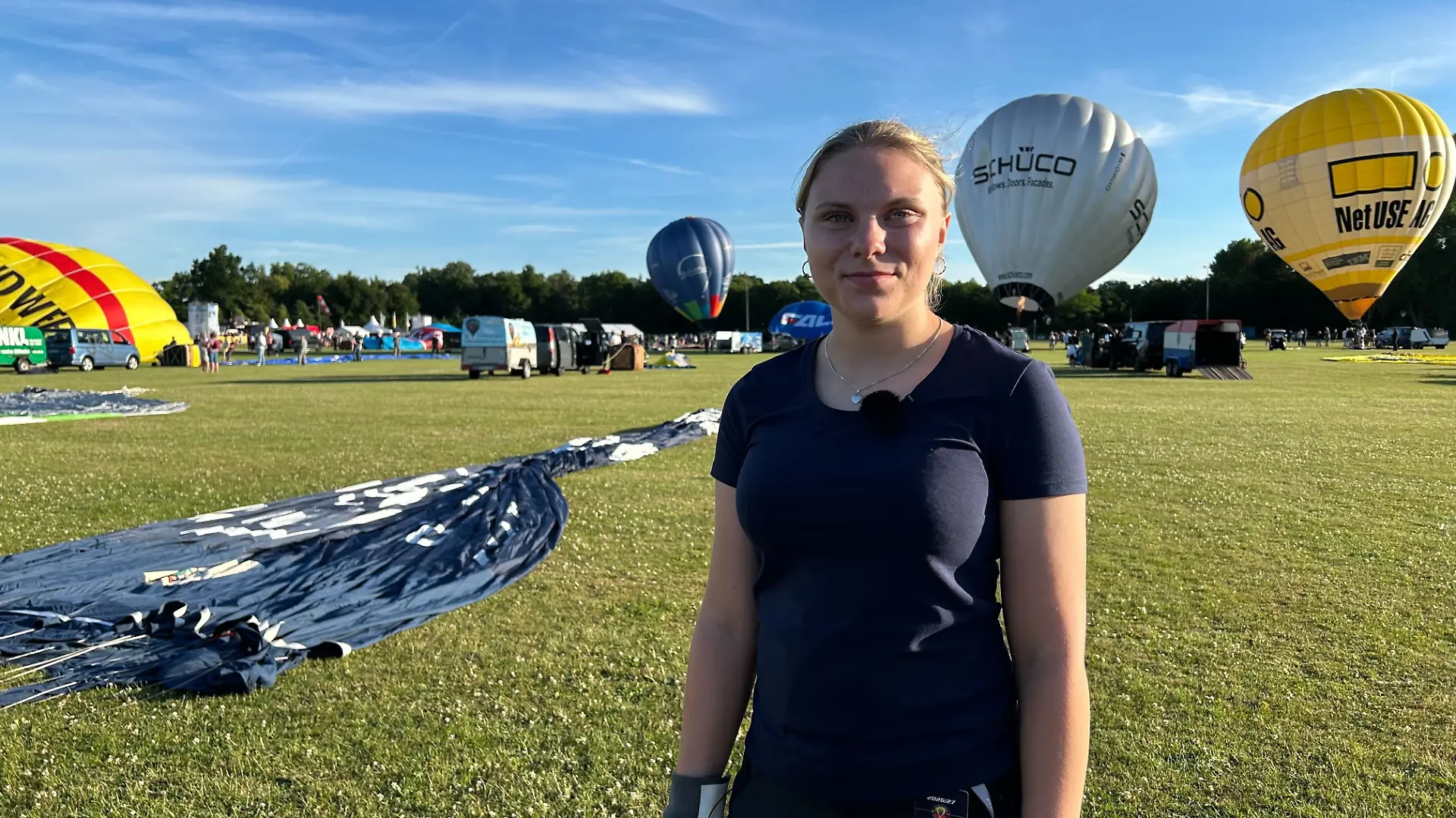 17-jährige Lucy über den Wolken