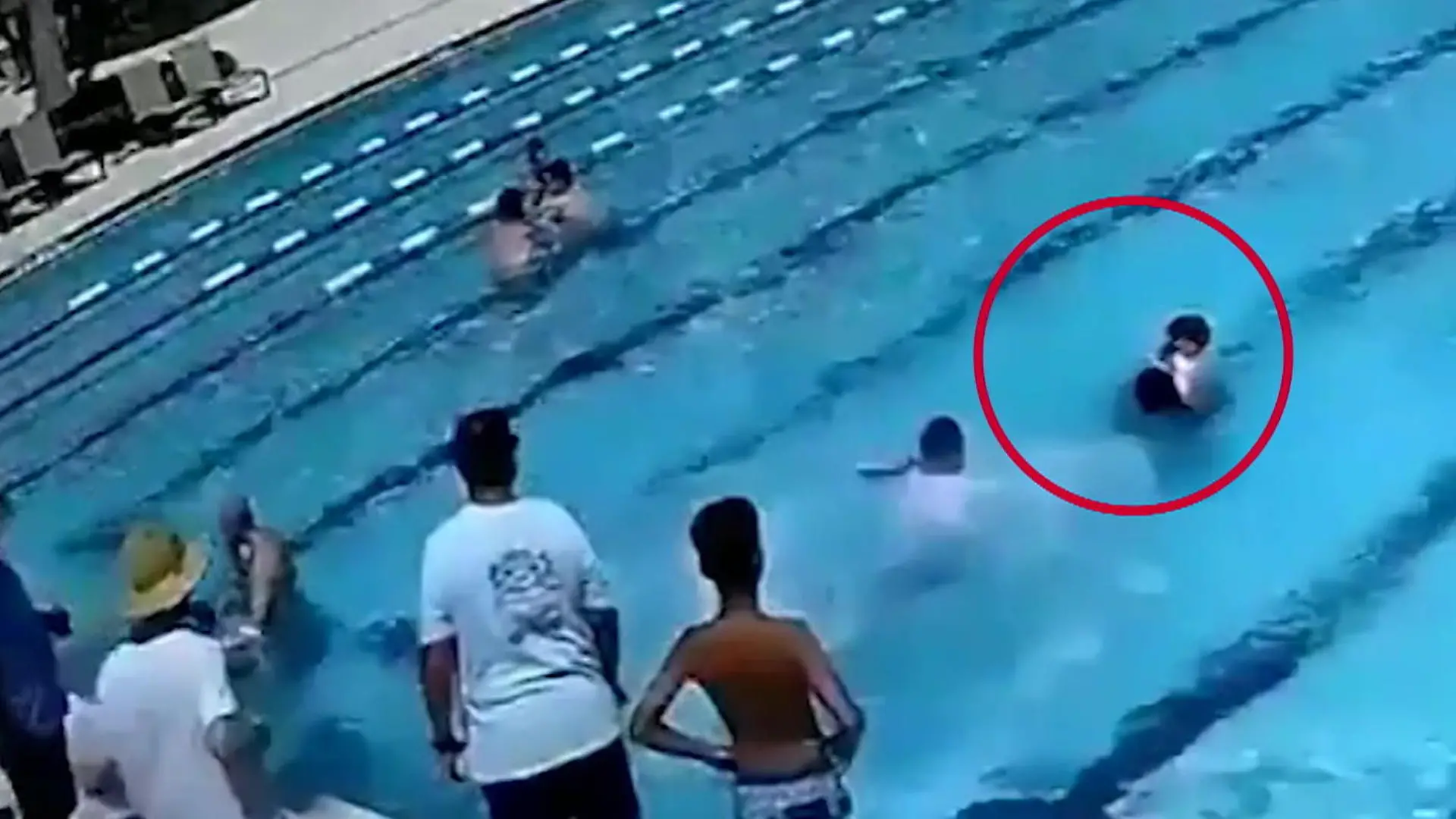 Kind (6) droht zu ertrinken! Mann erkennt die Gefahr – und handelt sofort Schock-Moment im Schwimmbad