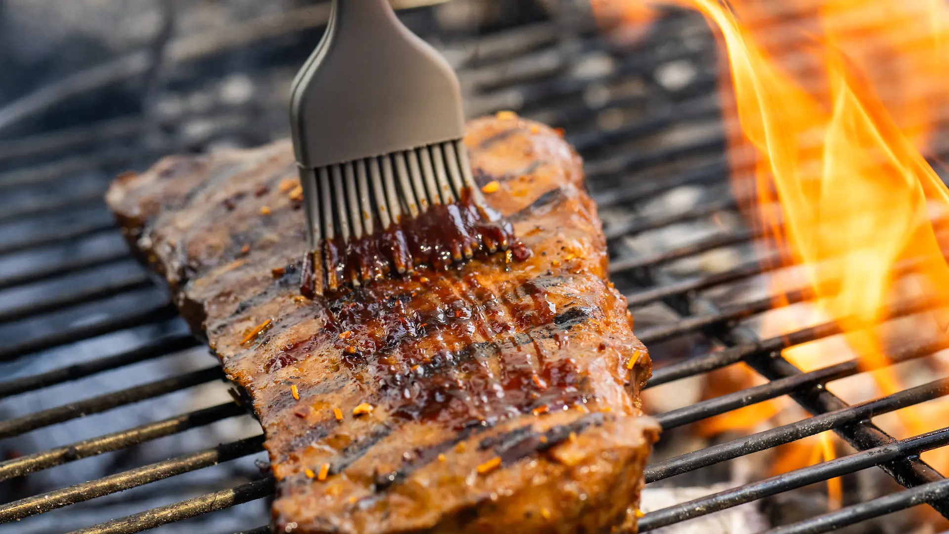 vb fr m+ Barbecue-Sauce auf gebratenem Fleisch
