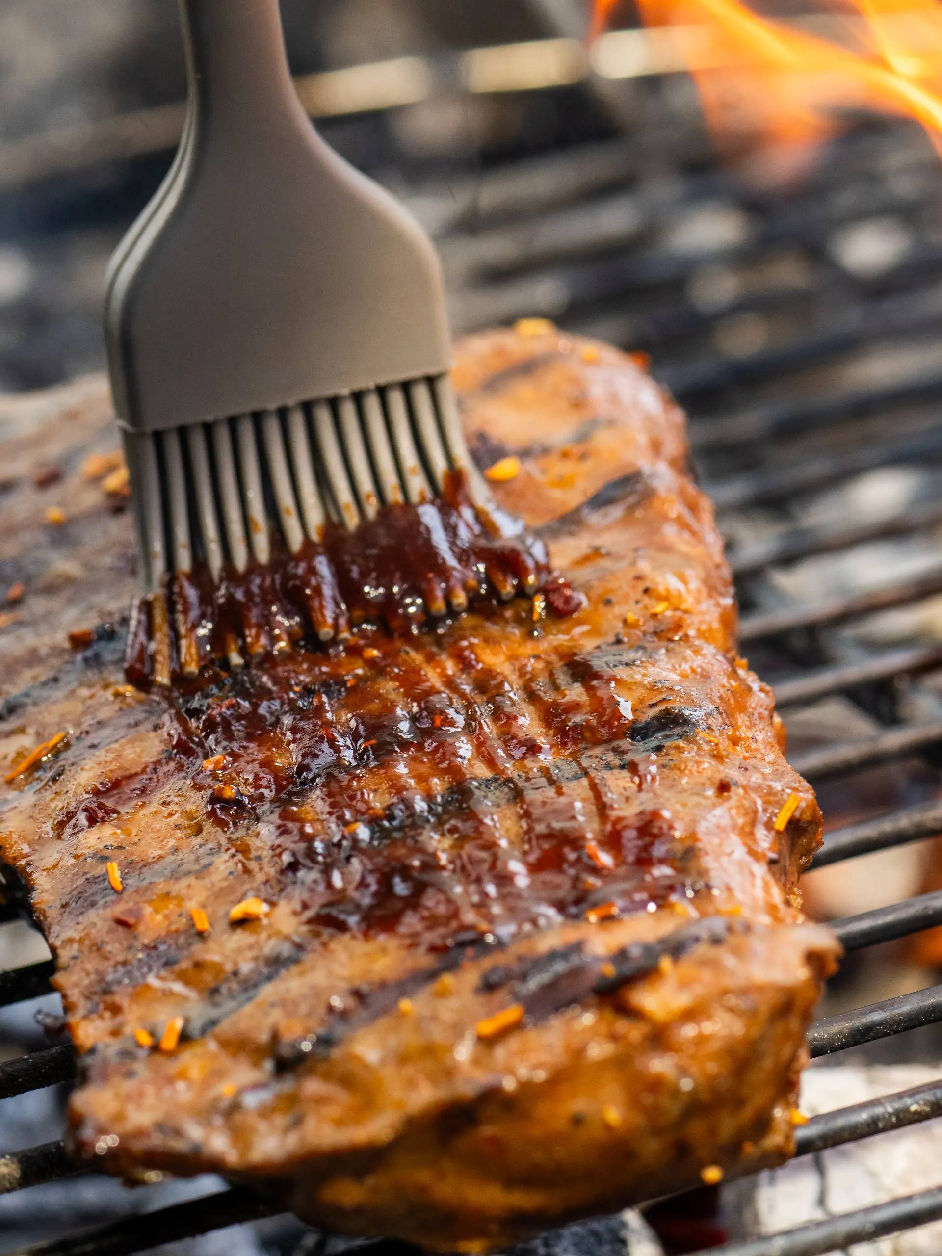 vb fr m+ Barbecue-Sauce auf gebratenem Fleisch