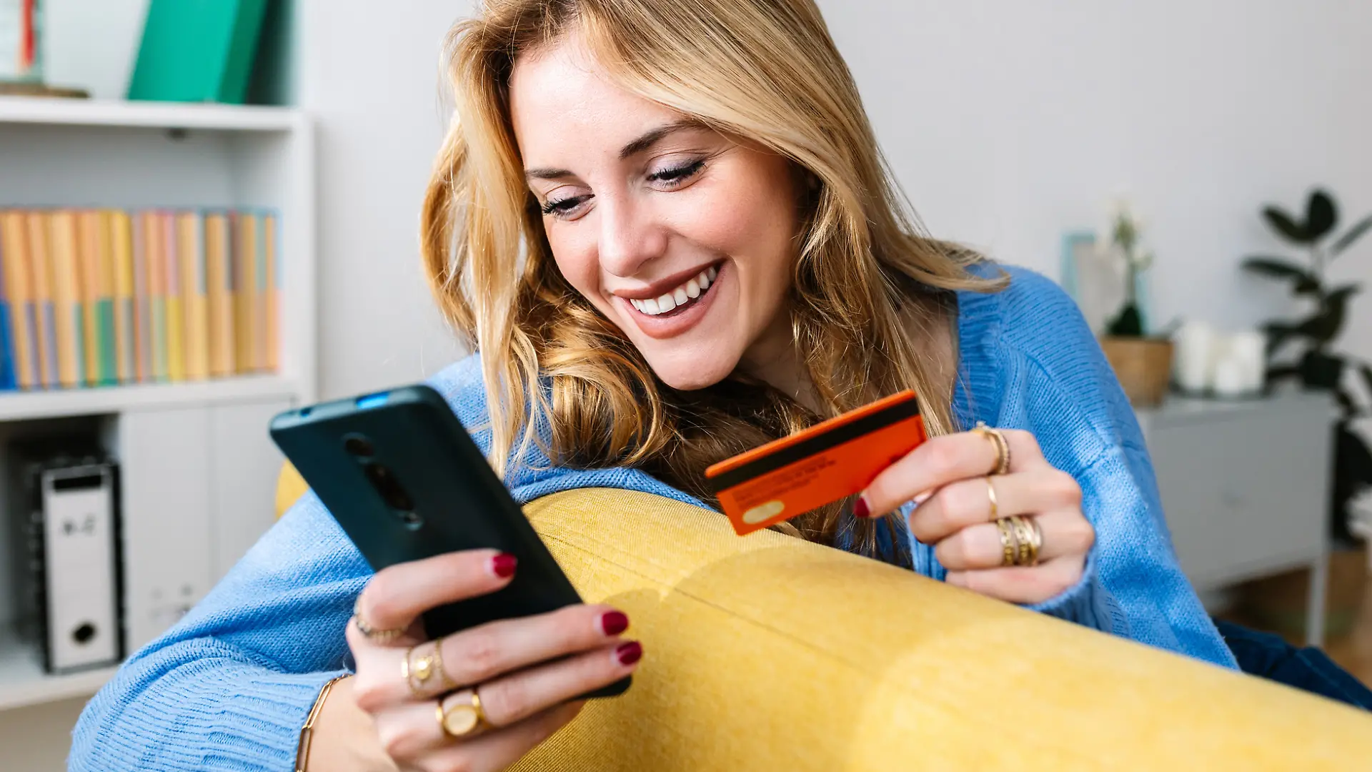 Frau beim Prime-Day-Shopping