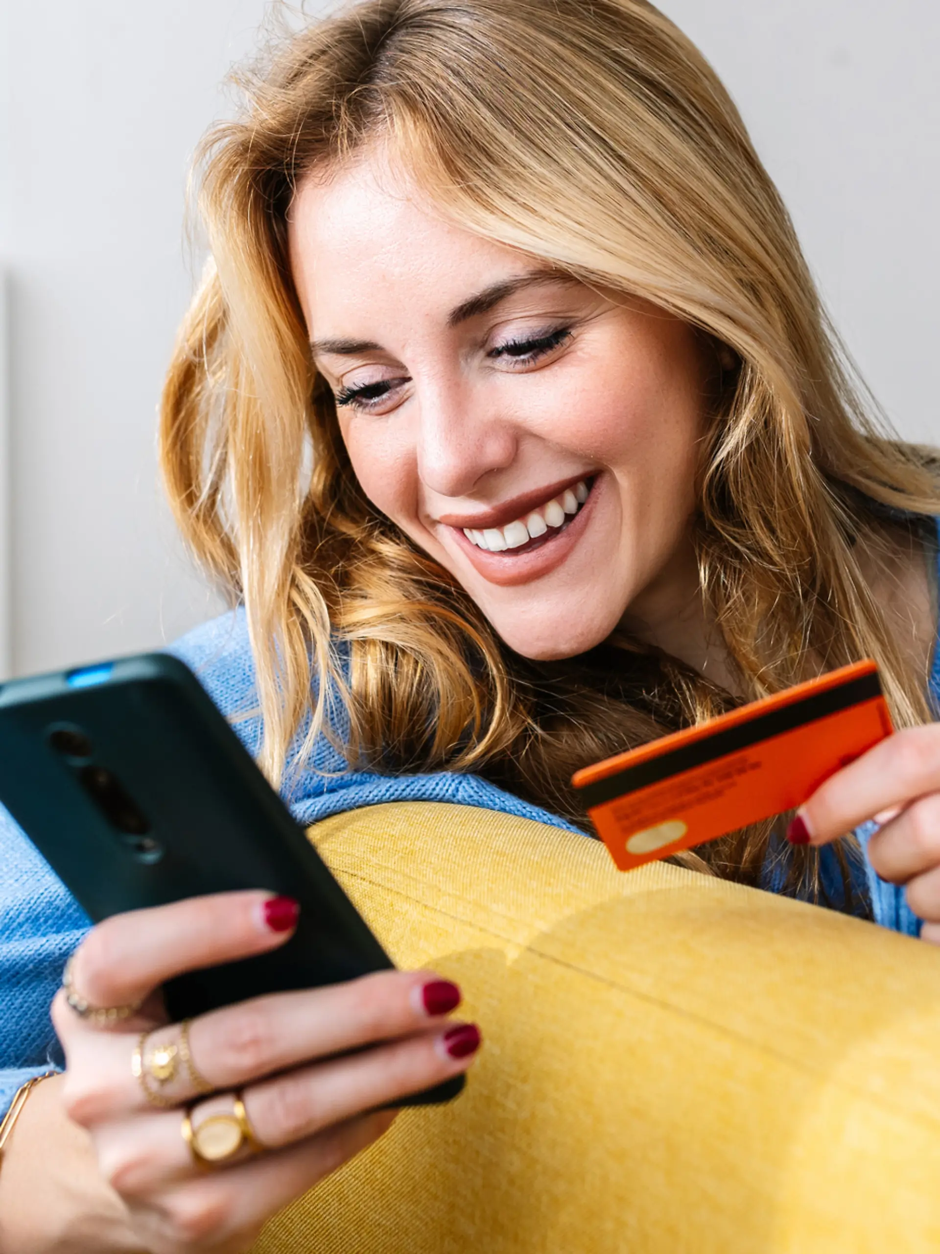Frau beim Prime-Day-Shopping