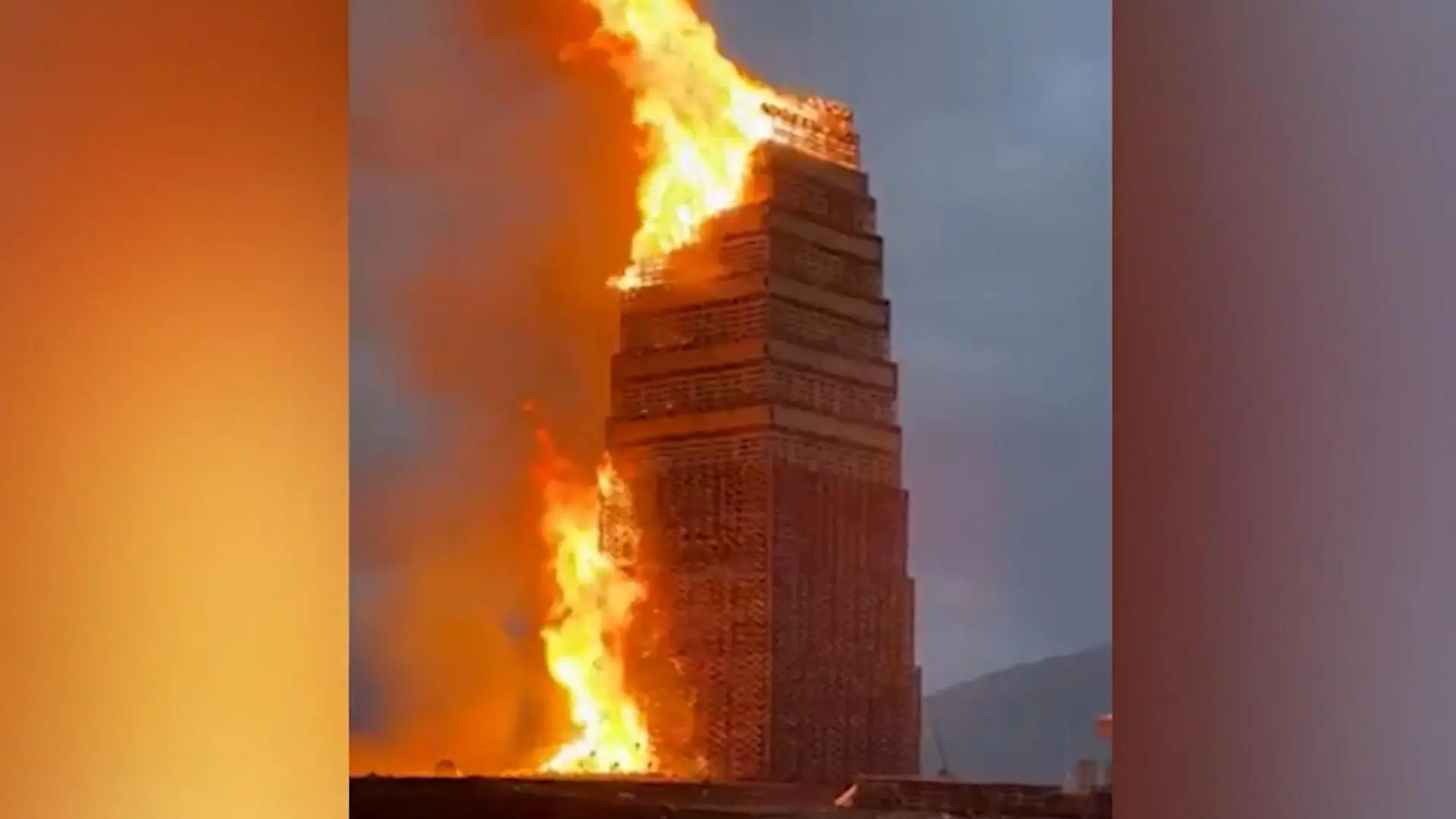 Riesiger Turm steht in Flammen – weil SIE Spaß daran haben! Inferno in Hafenstadt