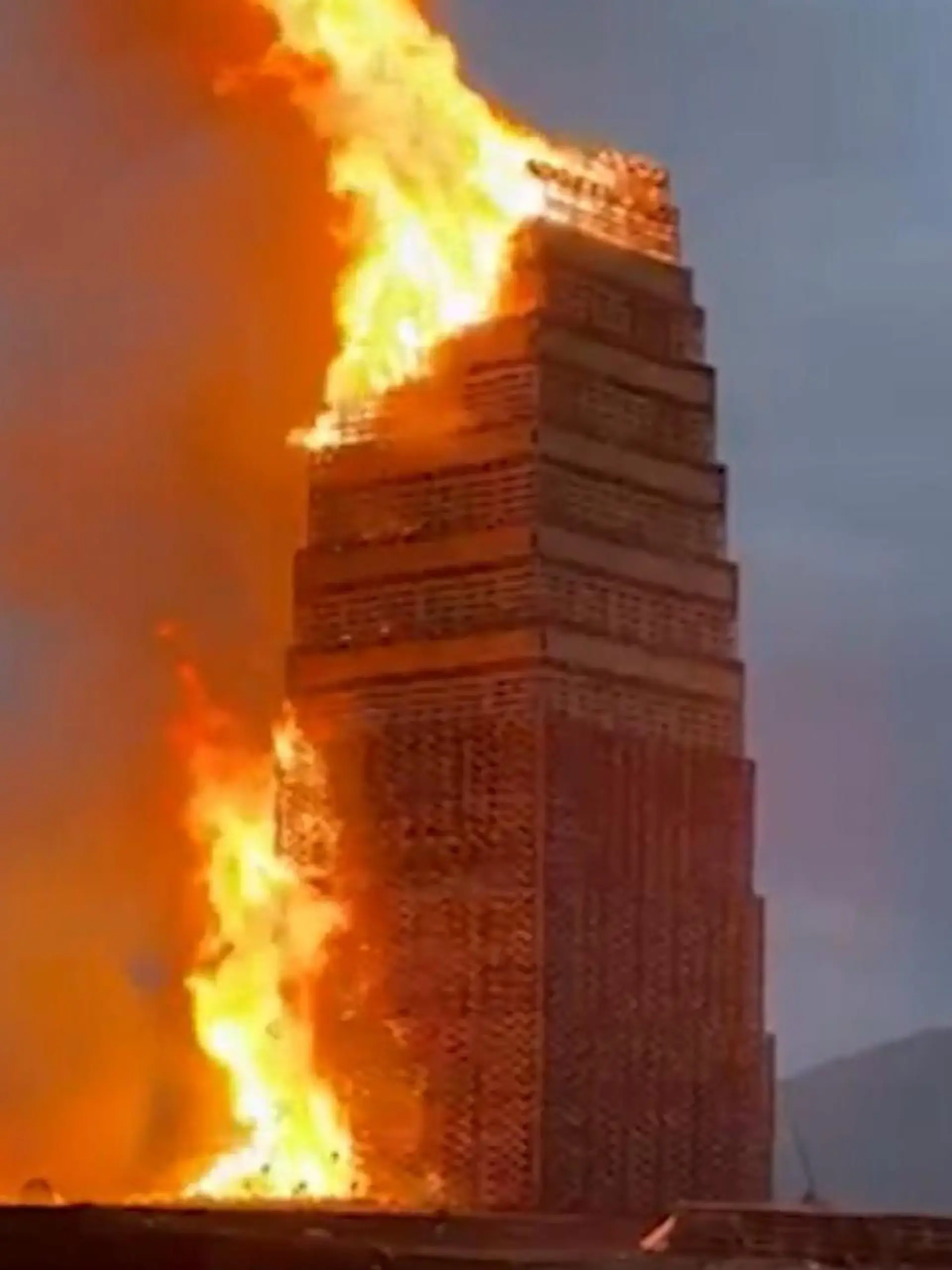 Bild zu: "Riesiger Turm steht in Flammen – weil SIE Spaß daran haben!"