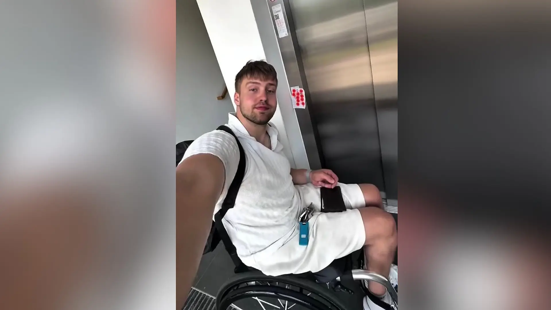 Seit 20 Tagen ist der Fahrstuhl in seinem Haus kaputt. Erst Alexanders virales Video bringt Bewegung in den Fall.