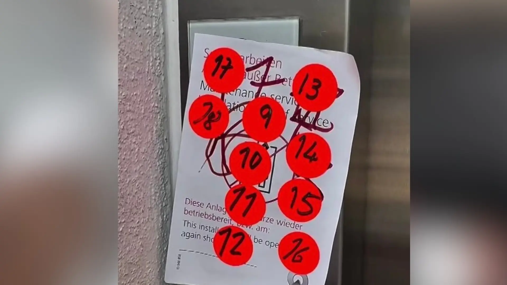 Alexander dokumentiert, wie lange nichts am Fahrstuhl gemacht wird.