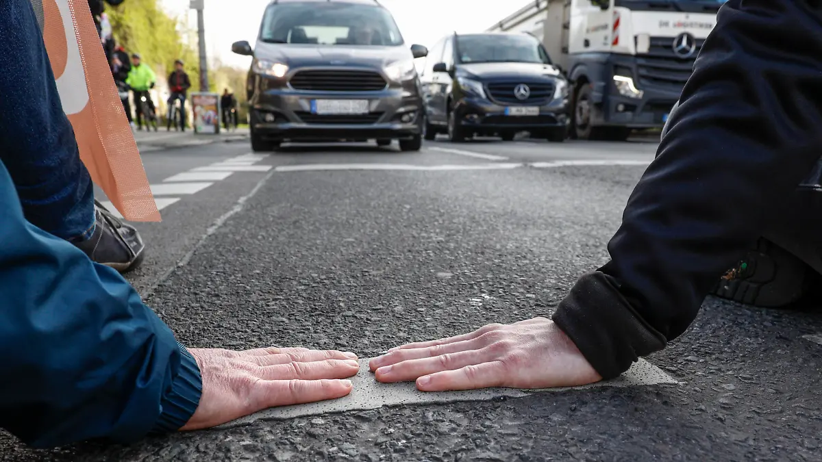 Letzte Generation Berlin, 24.04.2023 - Aktivisten der Letzen Generation haben ihre Haende auf dem Boden der Danziger Strasse geklebt. Die Letzte Generation hat wie angekuendigt mit Blockaden den Verkehr in Berlin behindert. *** Last Generation Berlin, 24 04 2023 Activists of the Last Generation have stuck their hands on the floor of Danziger Street The Last Generation as announced with blockades obstructed traffic in Berlin