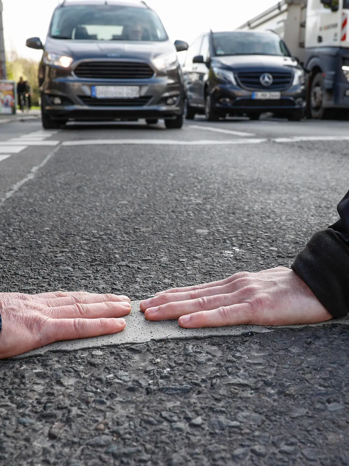 Letzte Generation Berlin, 24.04.2023 - Aktivisten der Letzen Generation haben ihre Haende auf dem Boden der Danziger Strasse geklebt. Die Letzte Generation hat wie angekuendigt mit Blockaden den Verkehr in Berlin behindert. *** Last Generation Berlin, 24 04 2023 Activists of the Last Generation have stuck their hands on the floor of Danziger Street The Last Generation as announced with blockades obstructed traffic in Berlin
