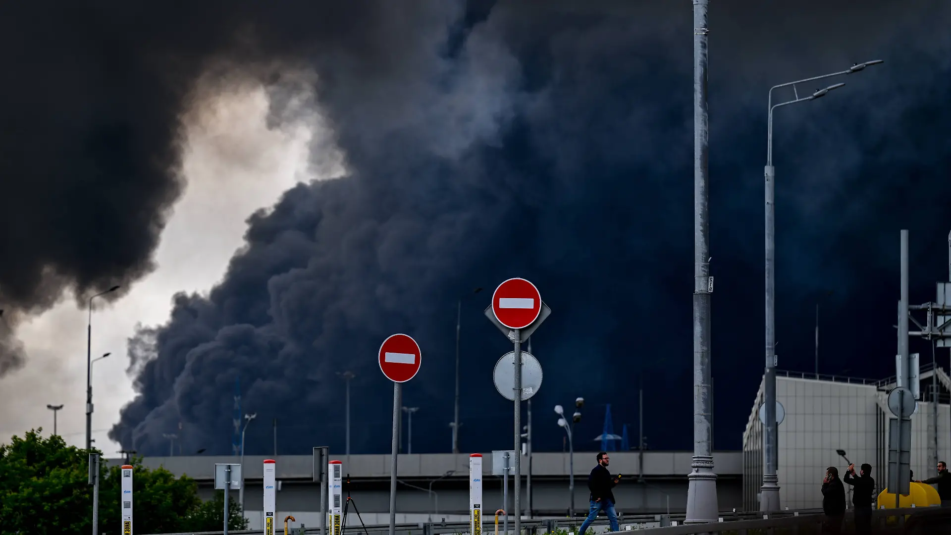 Moscow oil refinery damaged again in UAV attack MOSCOW, RUSSIA - JUNE 18: Black smoke rises from the refinery where a fire broke out following a strike as firefighting efforts continue in Moscow, Russia on June 18, 2026. The Moscow Oil Refinery has reportedly been damaged again in an attack by unmanned aerial vehicles UAVs in Russia. Moscow Mayor Sergey Sobyanin said in a statement on social media that air defense systems continue to repel an intense UAV attack targeting the city. Noting that some UAVs reached the Moscow Oil Refinery, Sobyanin stated that necessary measures have been taken to address the consequences of the attack. Sefa Karacan / Anadolu Moscow Russia. Editorial use only. Please get in touch for any other usage. PUBLICATIONxNOTxINxTURxUSAxCANxUKxJPNxITAxFRAxAUSxESPxBELxKORxRSAxHKGxNZL Copyright: x2026xAnadoluxSefaxKaracanx