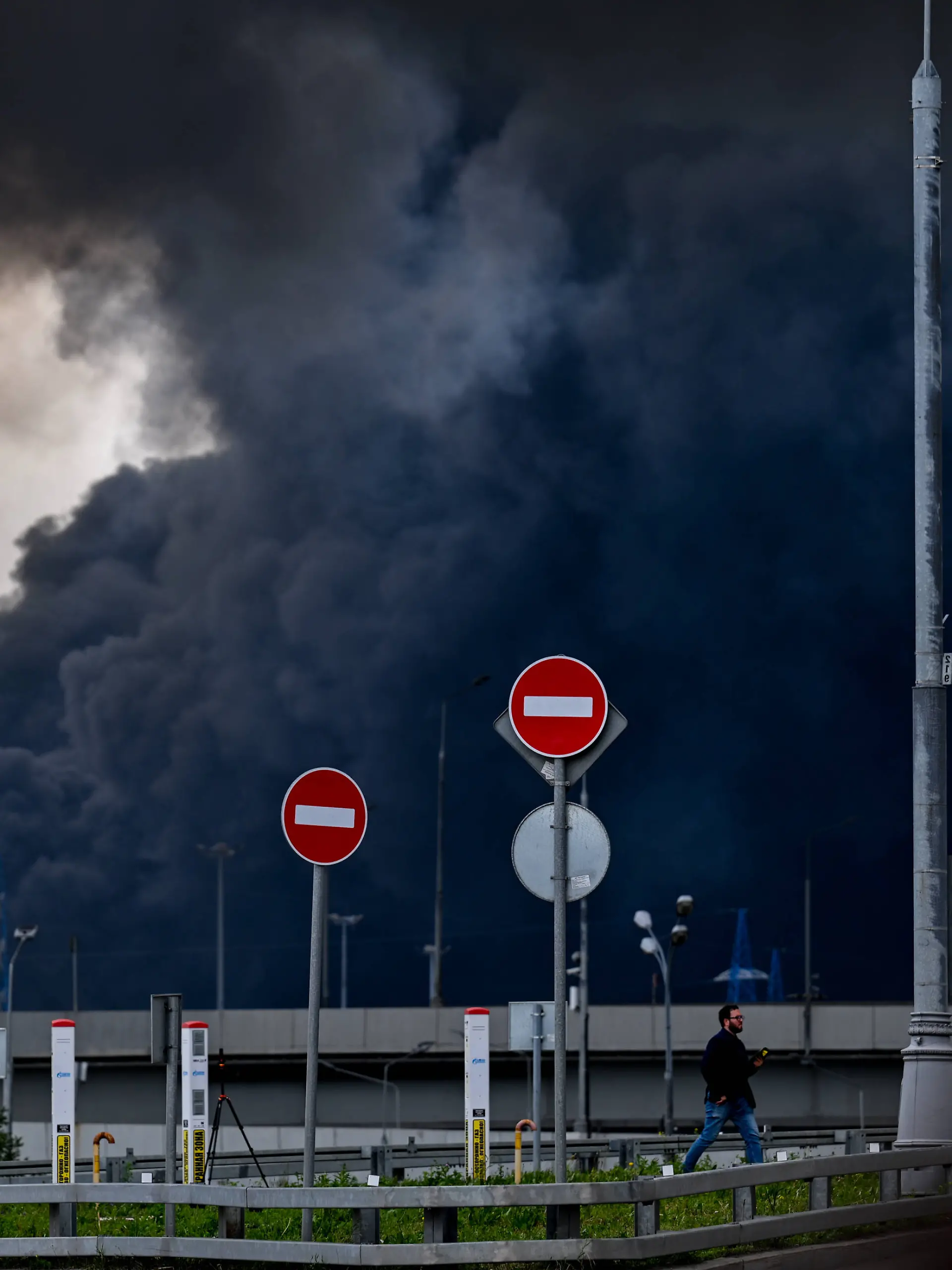 Moscow oil refinery damaged again in UAV attack MOSCOW, RUSSIA - JUNE 18: Black smoke rises from the refinery where a fire broke out following a strike as firefighting efforts continue in Moscow, Russia on June 18, 2026. The Moscow Oil Refinery has reportedly been damaged again in an attack by unmanned aerial vehicles UAVs in Russia. Moscow Mayor Sergey Sobyanin said in a statement on social media that air defense systems continue to repel an intense UAV attack targeting the city. Noting that some UAVs reached the Moscow Oil Refinery, Sobyanin stated that necessary measures have been taken to address the consequences of the attack. Sefa Karacan / Anadolu Moscow Russia. Editorial use only. Please get in touch for any other usage. PUBLICATIONxNOTxINxTURxUSAxCANxUKxJPNxITAxFRAxAUSxESPxBELxKORxRSAxHKGxNZL Copyright: x2026xAnadoluxSefaxKaracanx