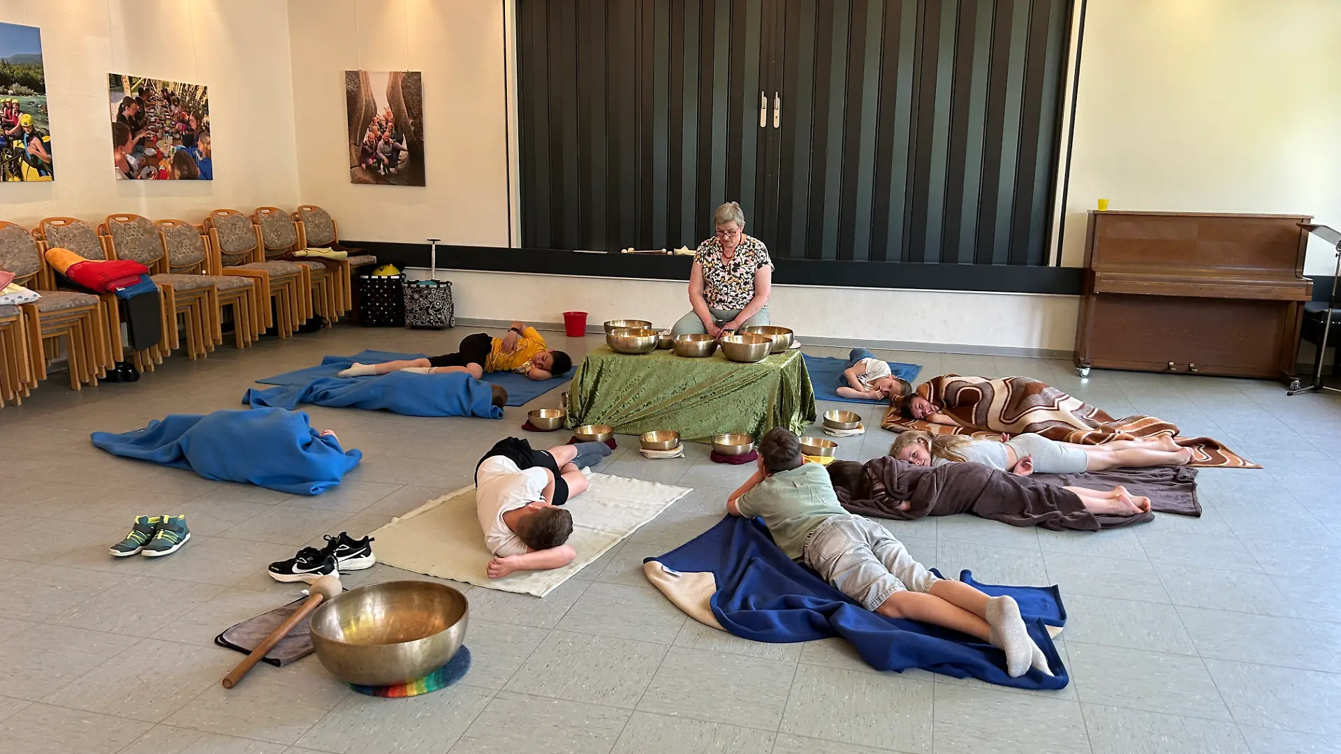Zusammen mit ehrenamtlichen Helfern stehen verschiedene Aktivitäten auf dem Programm. Wie hier eine Klangschalenmeditation.
