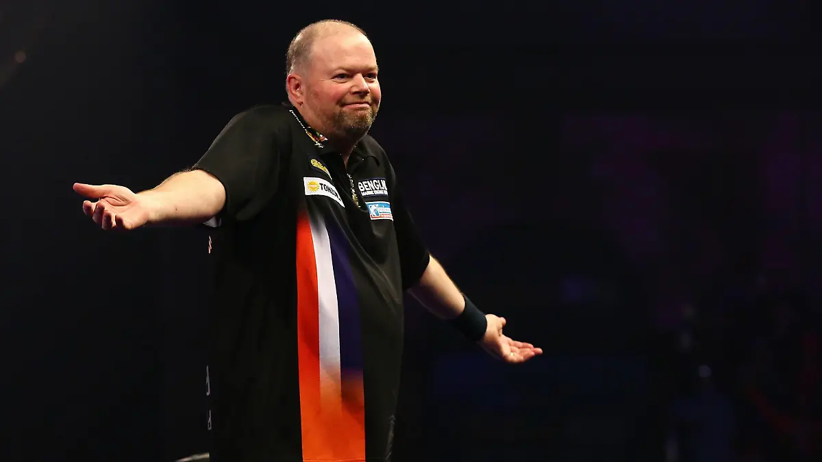 30.12.2016. Alexandra Palace, London, England. William Hill PDC World Darts Championship. Raymond van Barneveld celebrates beating Phil Taylor 5 sets to 3, and earns a place in the Semi Finals xMarkxKertonx PUBLICATIONxINxGERxSUIxAUTxHUNxSWExNORxDENxFINxONLY ActionPlus11824003  