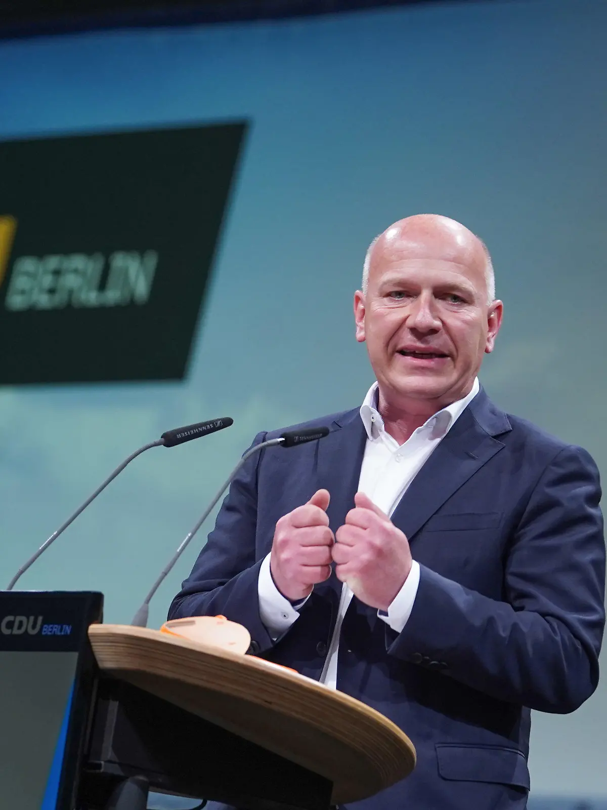 19.06.2021, Berlin: Kai Wegner (CDU), Bundestagsabgeordneter, spricht beim Parteitag des Berliner CDU-Landesverbands im Estrel Hotel. Wegner wird voraussichtlich zum Spitzenkandidaten für die Abgeordnetenhauswahl im September gewählt werden. Foto: Jörg Carstensen/dpa +++ dpa-Bildfunk +++
