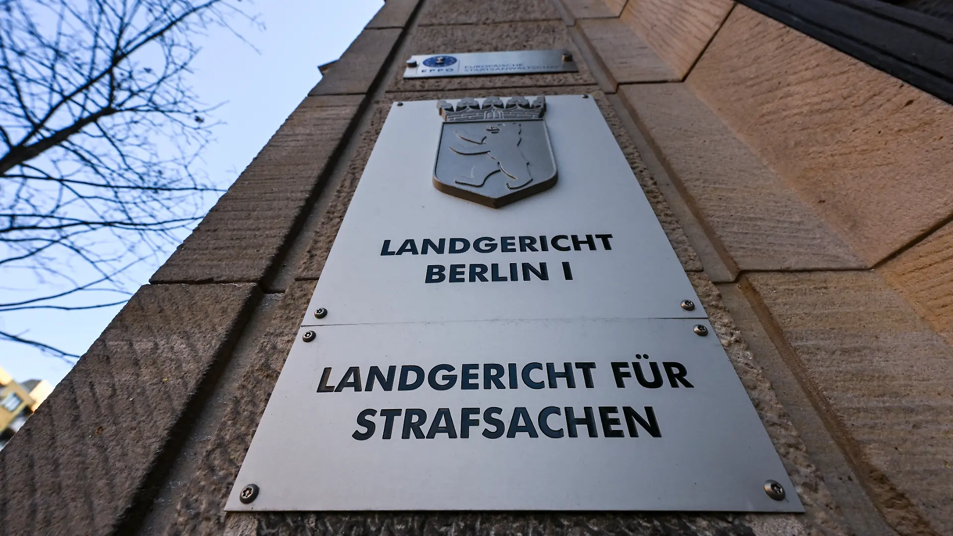 "Landgericht Berlin I" und "Landgericht für Strafsachen" steht auf Schildern am Eingang zum Gerichtsgebäude in der Berliner Turmstraße. Über dem Schriftzug ist das Logo beziehungsweise Wappen der Stadt Berlin zu sehen. In dem als Kriminalgericht Moabit bezeichneten Gebäudekomplex ist der überwiegende Teil der Berliner Strafgerichtsbarkeit untergebracht. (zu dpa: «21-Jähriger erstochen – Angeklagter beruft sich auf Notwehr») +++ dpa-Bildfunk +++