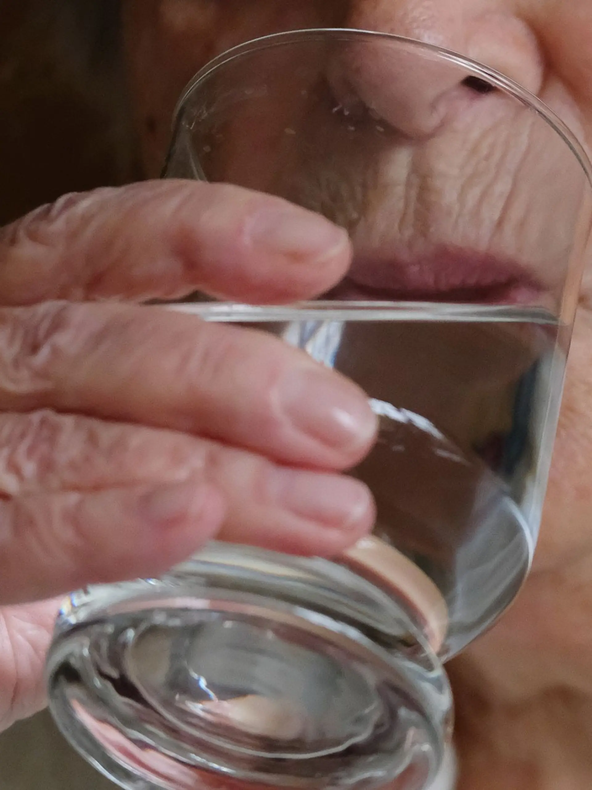 Weil älteren Menschen oft das Durstgefühl fehlt, ist es gut, sie regelmäßig ans Trinken zu erinnern.