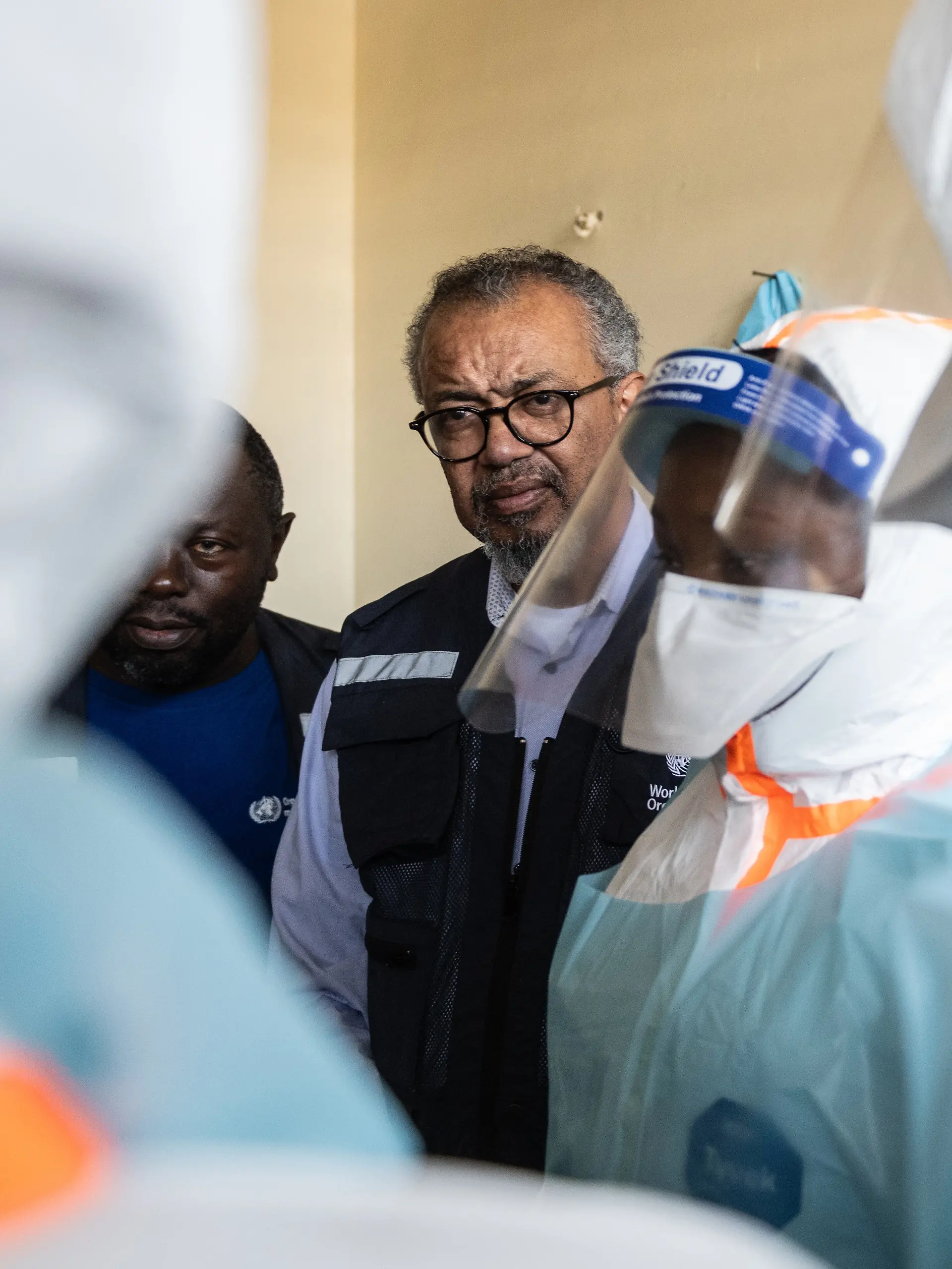 Der Generaldirektor der Weltgesundheitsorganisation (WHO), Tedros Adhanom Ghebreyesus, besucht Gesundheitspersonal im Evangelical Medical Centre (CEM). (zu dpa: «Ebola-Fall in Frankreich: WHO-Chef warnt vor Panik») +++ dpa-Bildfunk +++