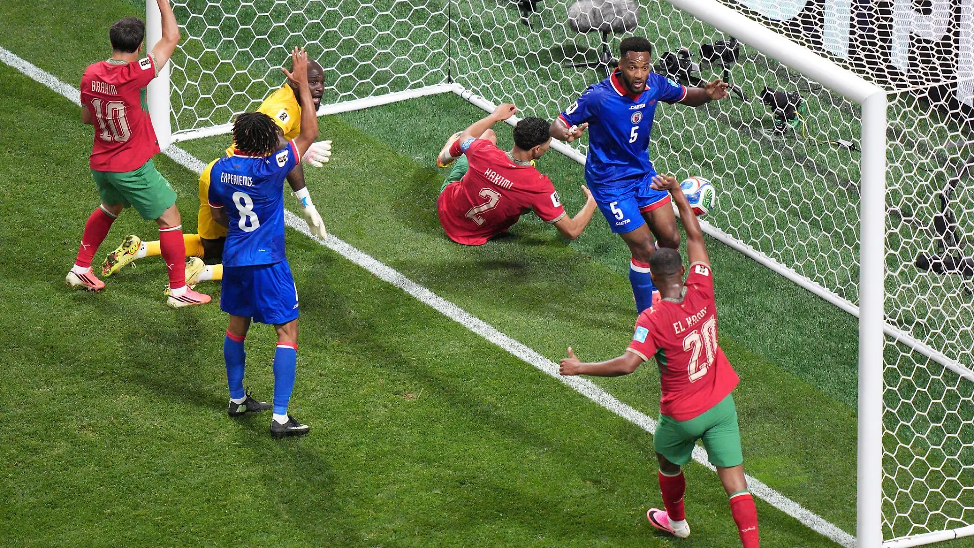 Ausgleich! Achraf Hakimi befördert den Ball über die Linie und liegt gleich mit im Tor.