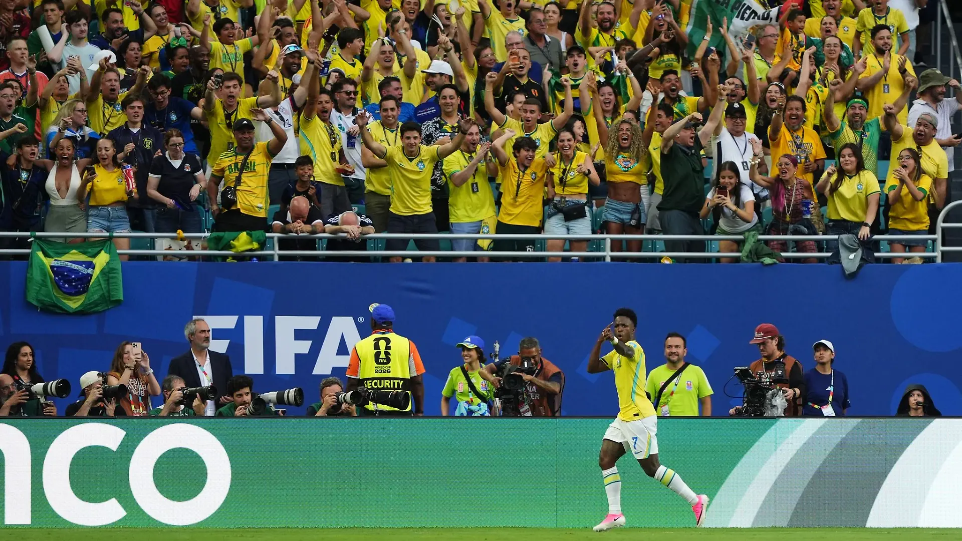 Mann des Spiels: Vinícius Júnior lässt sich von den brasilianischen Fans für sein zweites Tor gegen Schottland feiern.