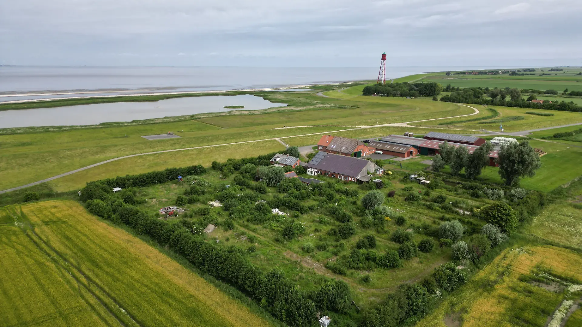 Nur 250 Meter von der Nordsee entfernt und mit Blick auf den Campener Leuchtturm: Dieser Platz such einen neuen Besitzer.