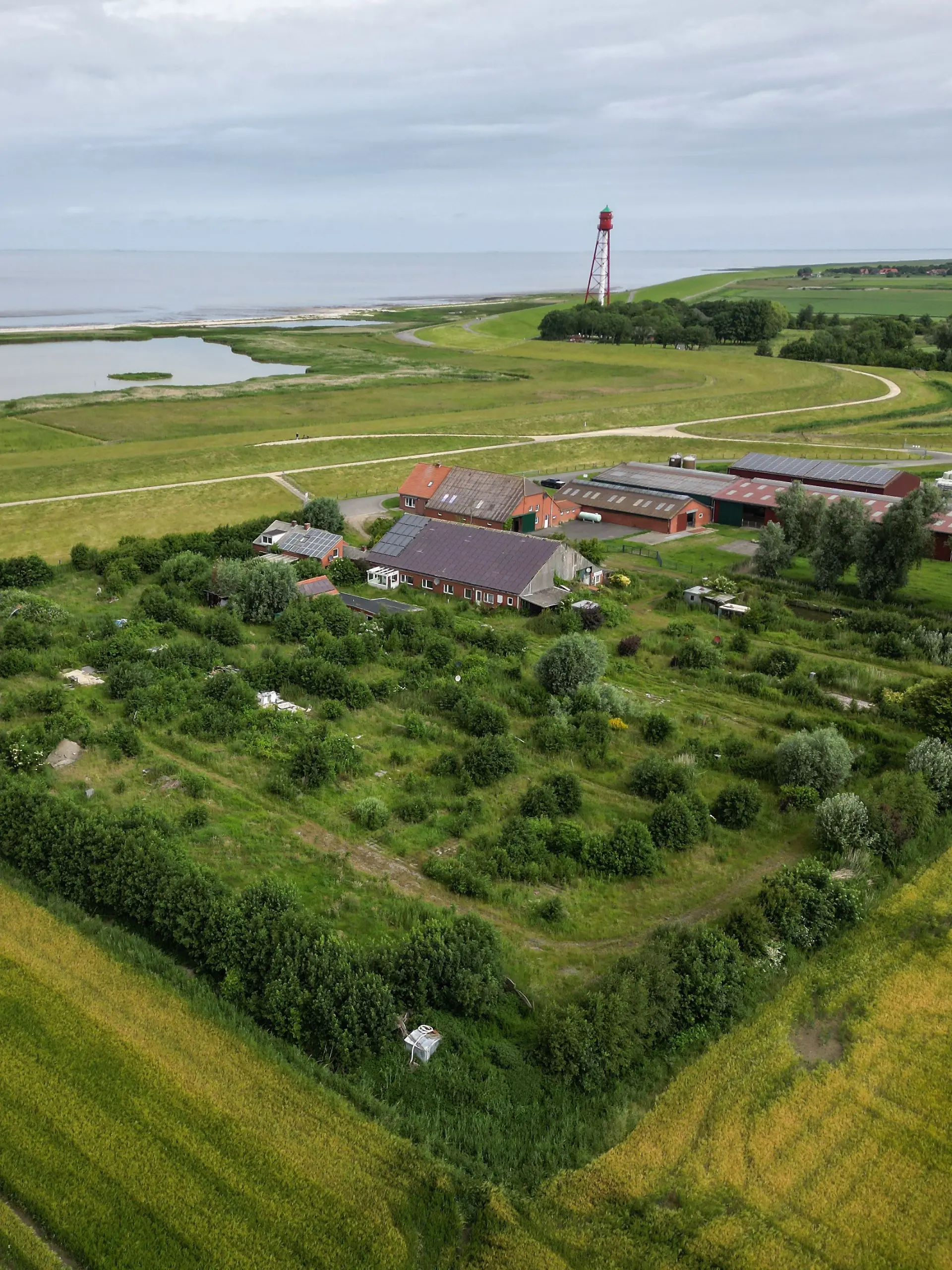 Nur 250 Meter von der Nordsee entfernt und mit Blick auf den Campener Leuchtturm: Dieser Platz such einen neuen Besitzer.