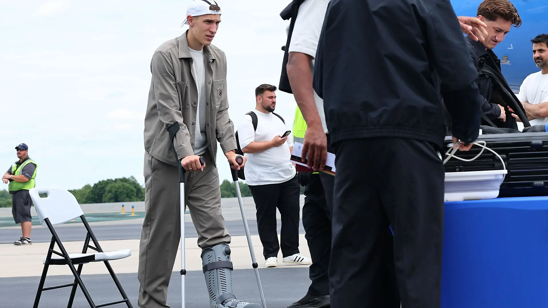 24.06.2026, USA, Winston-Salem: Fußball, WM 2026, Nationalmannschaft, Deutschland, Abreise zum dritten WM-Gruppenspiel gegen Ecuador vom Flughafen Smith Reynolds Airport, der verletzte Nico Schlotterbeck steht vor dem Abflug nach New York bei einer Sicherheitsüberprüfung an.