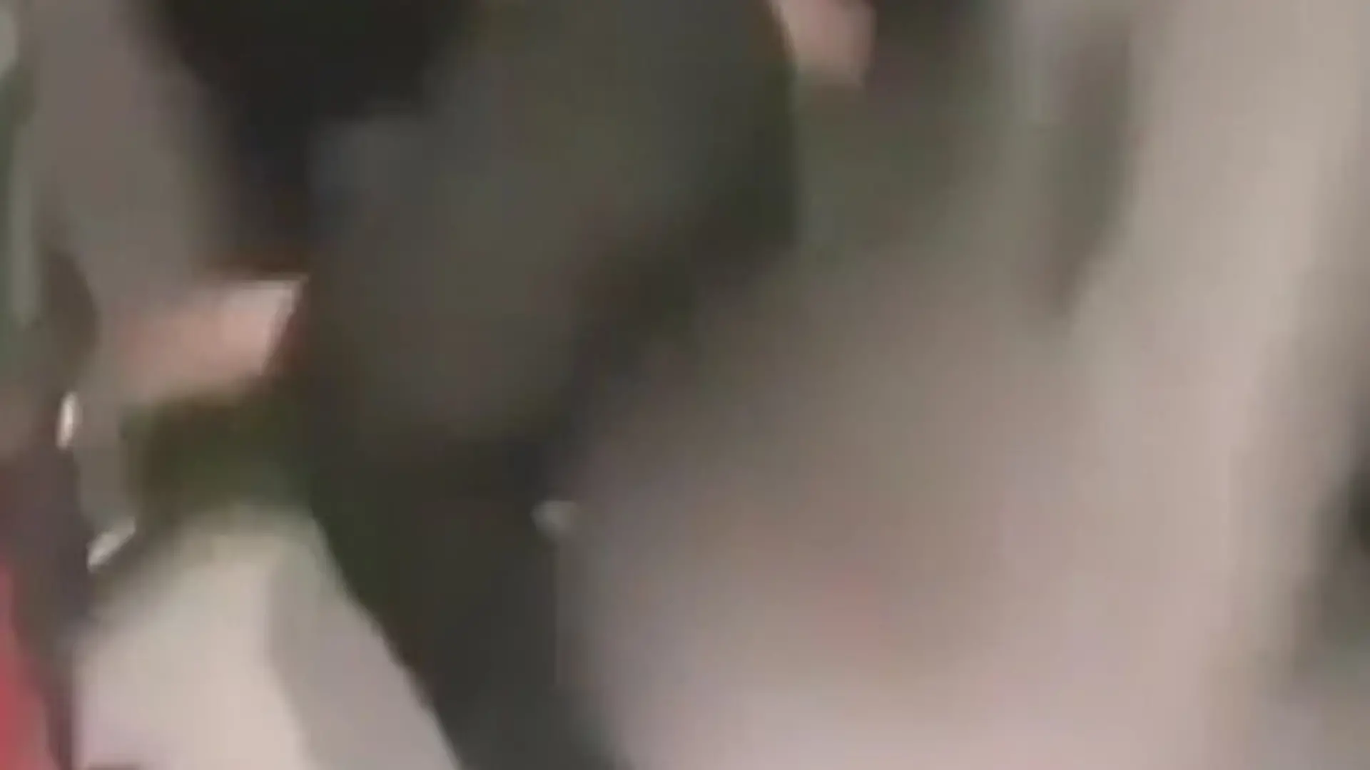 Ein Bild ausden Sozialen Medien, wie fünf Jugendliche und Erwachsene Louis totprügeln