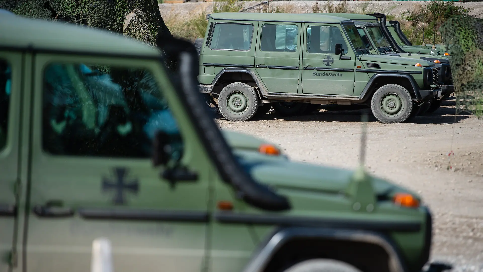 26.09.2018, Niedersachsen, Bergen: Geländewagen der Bundeswehr vom Typ "Greenliner" stehen bei der Informationslehrübung «Landoperationen 2018» auf dem Übungsplatz. Foto: Philipp Schulze/dpa