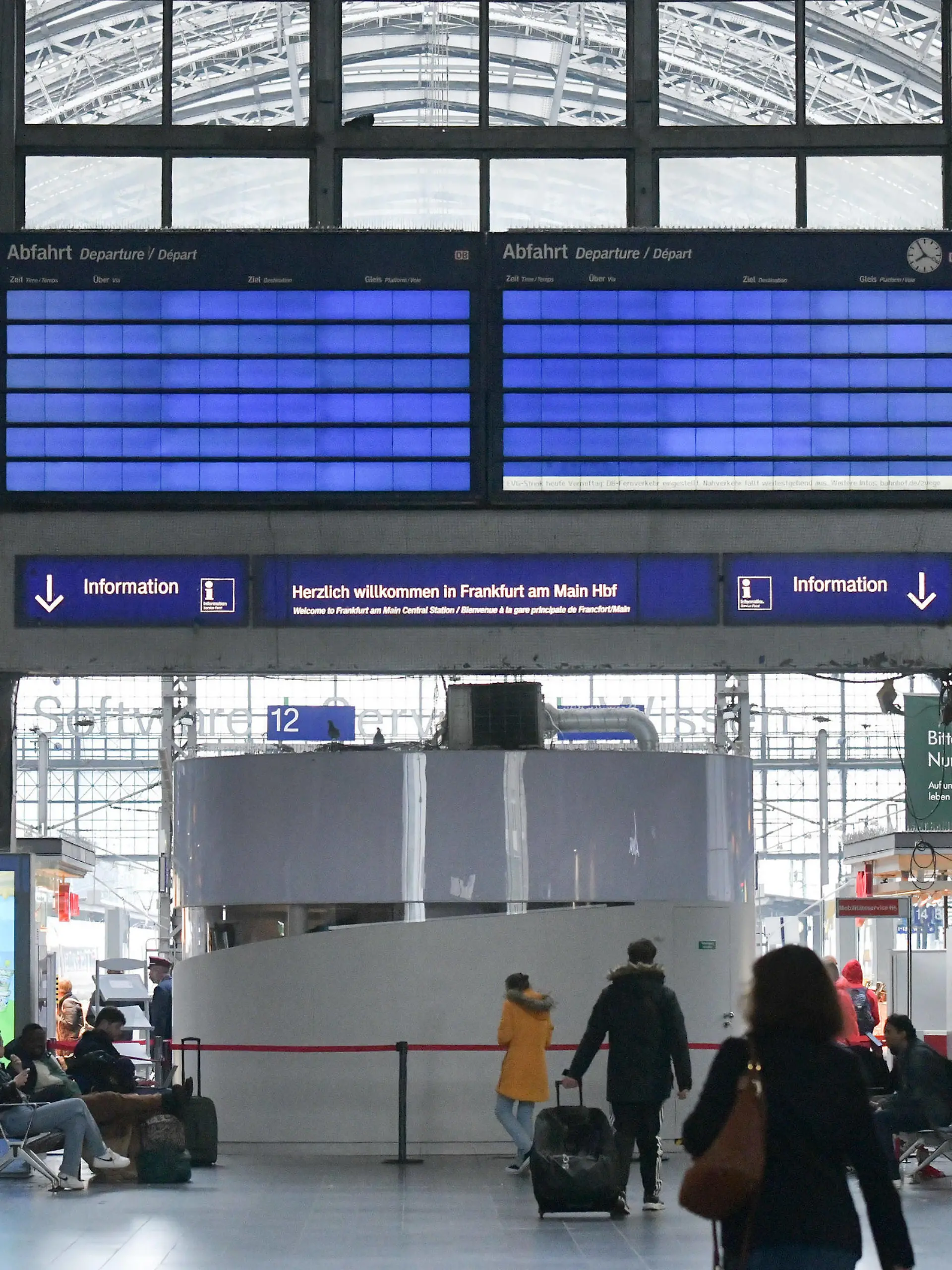 21.04.2023, xblx, Wirtschaft Bundesweiter Streik, Streik des ÖPNV , Warnstreik der Eisenbahn- und Verkehrsgewerkschaft  EVG  emspor, v.l. Hauptbahnhof Frankfurt ist beinahe menschenleer DFL/DFB REGULATIONS PROHIBIT ANY USE OF PHOTOGRAPHS as IMAGE SEQUENCES and/or QUASI-VIDEO Frankfurt am Main *** 21 04 2023, xblx, economy nationwide strike, strike of public transport , warning strike of the railroad and transport union EVG emspor, v l Frankfurt main station is almost deserted DFL DFB REGULATES PROHIBIT ANY USE OF PHOTOGRAPHS as IMAGE SEQUENCES and or QUASI VIDEO Frankfurt am Main